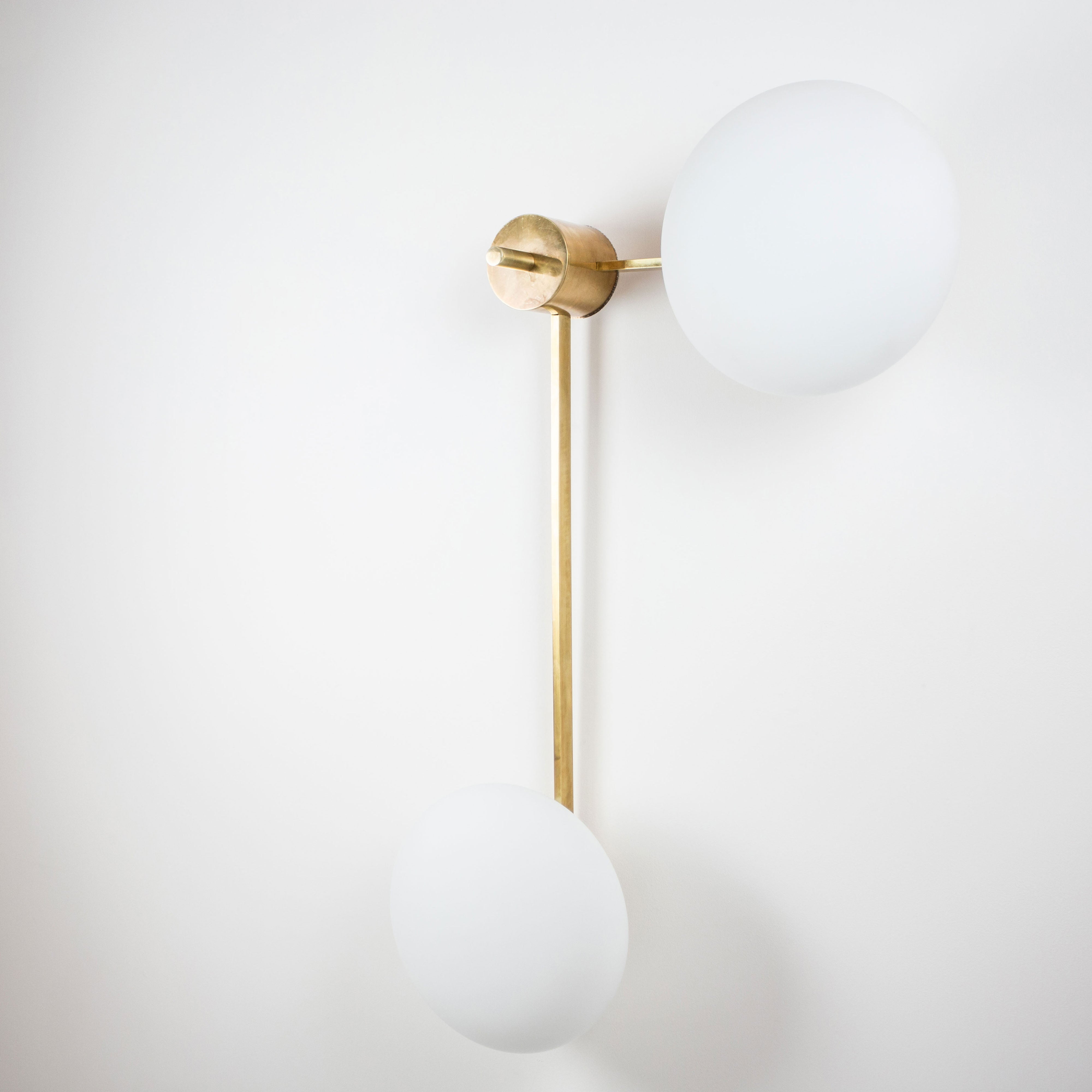 Stella 12:15 contains 2 bulbs, it is compatible with LED and dimmable. The maximum voltage of the bulb must not exceed 100V.