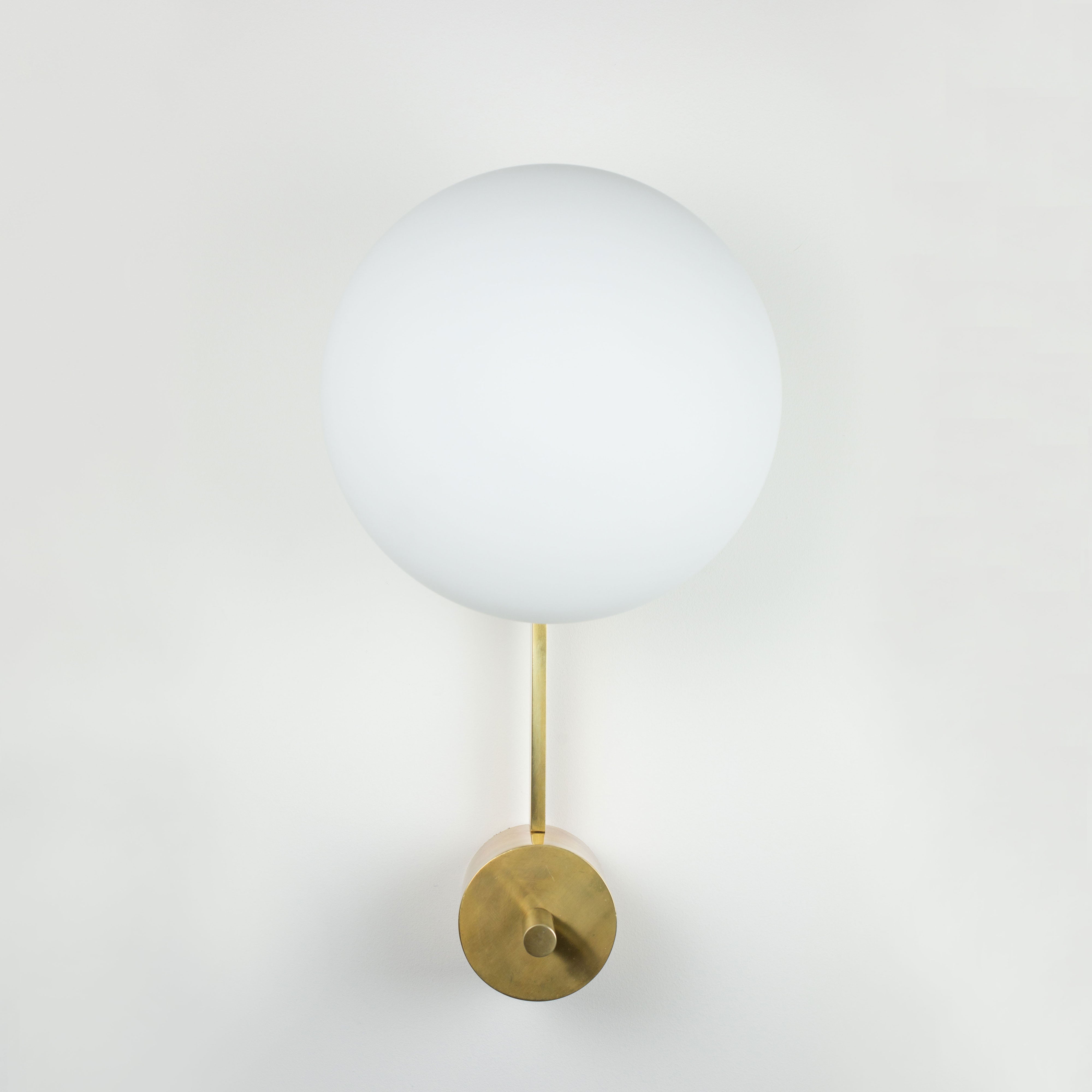 Stella Baby contains a single bulb, it is compatible with LED and dimmable. The maximum voltage of the bulb must not exceed 100V.