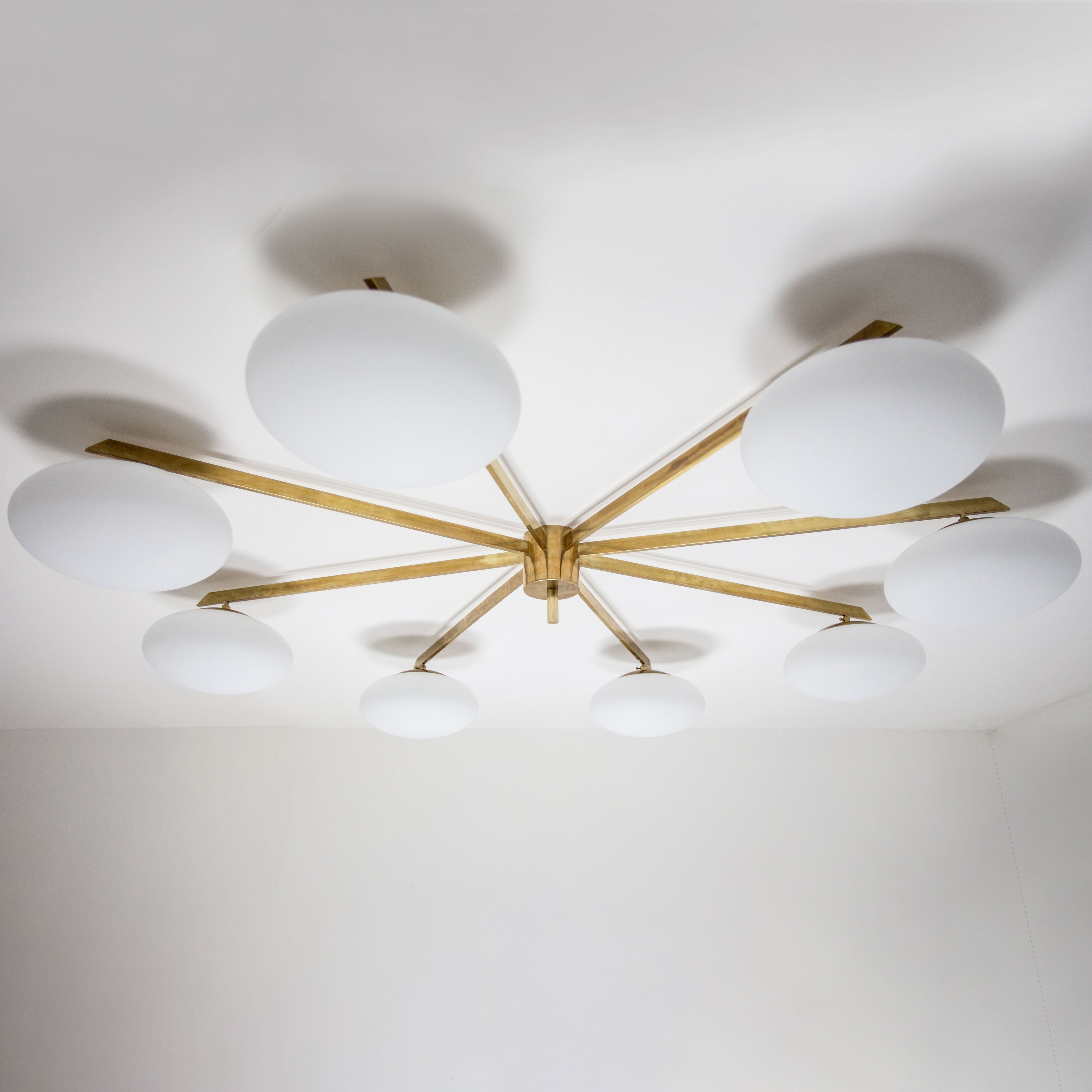 Stella Canopy contains 8 bulbs, it is compatible with LED and dimmable. The maximum voltage of the bulb must not exceed 100V.