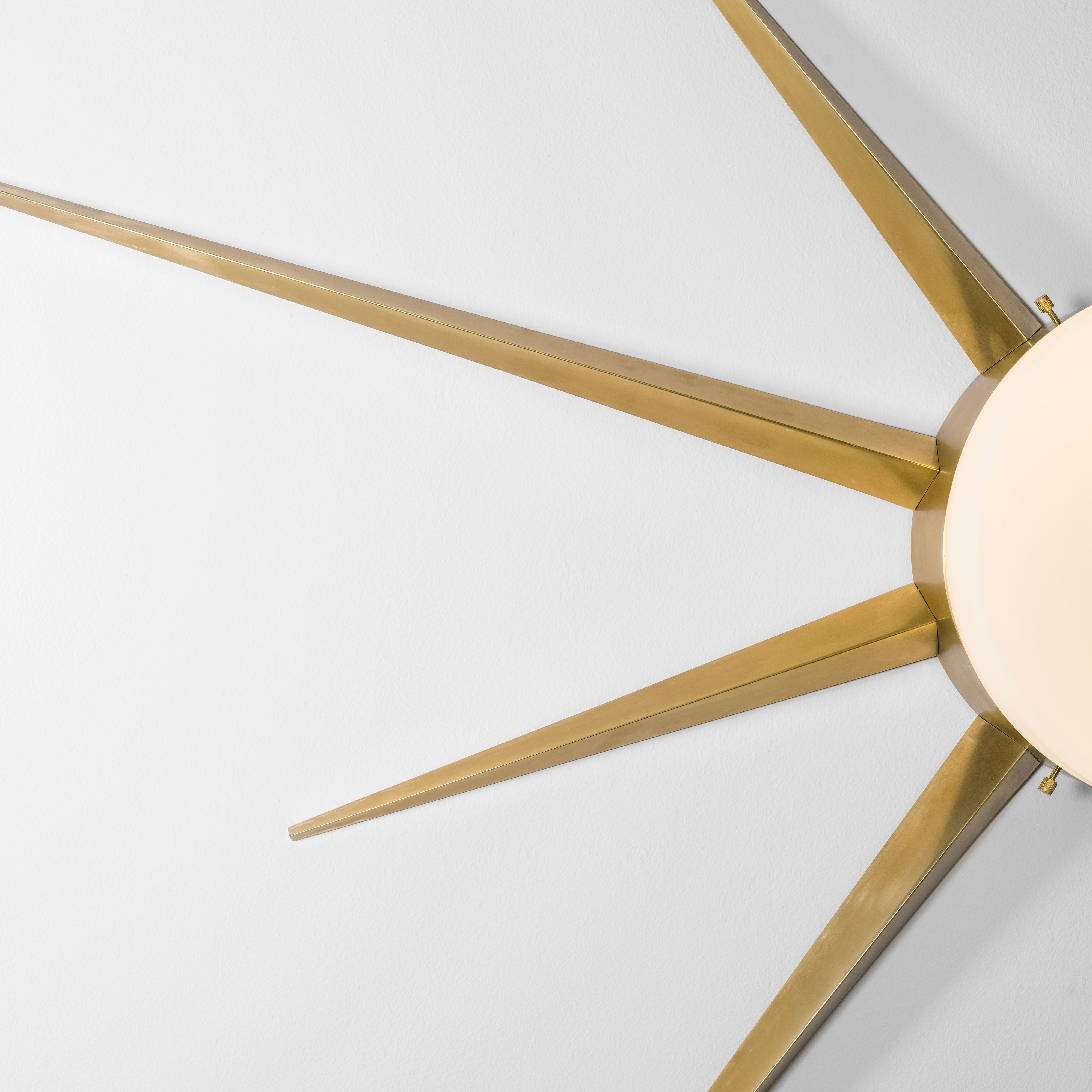 Each Solare lamp can contain a single bulb, it is compatible with LED and dimmable. The maximum voltage of the bulb must not exceed 100V.