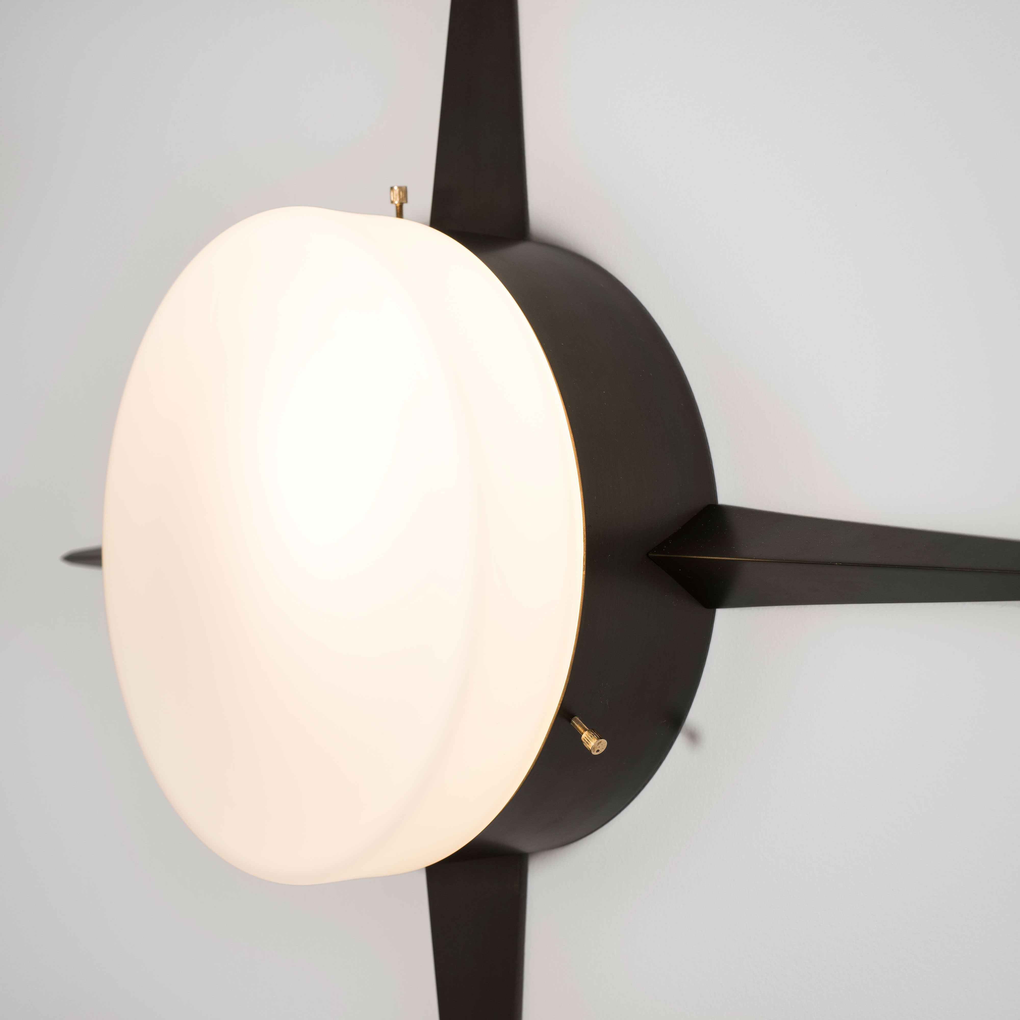 Each Solare lamp can contain a single bulb, it is compatible with LED and dimmable. The maximum voltage of the bulb must not exceed 100V.