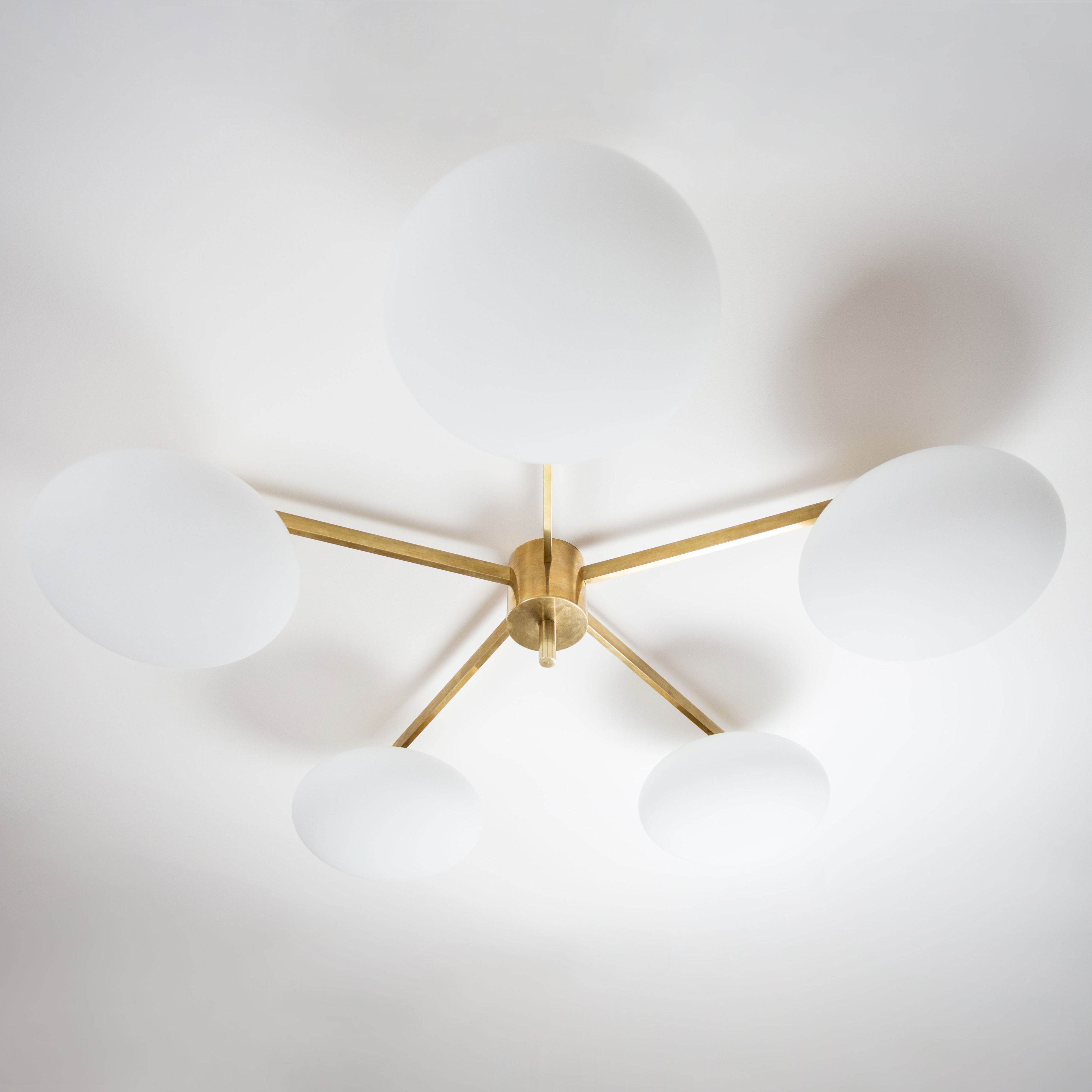Stella Daisy contains 5 bulbs, it is compatible with LED and dimmable. The maximum voltage of the bulb must not exceed 100V.