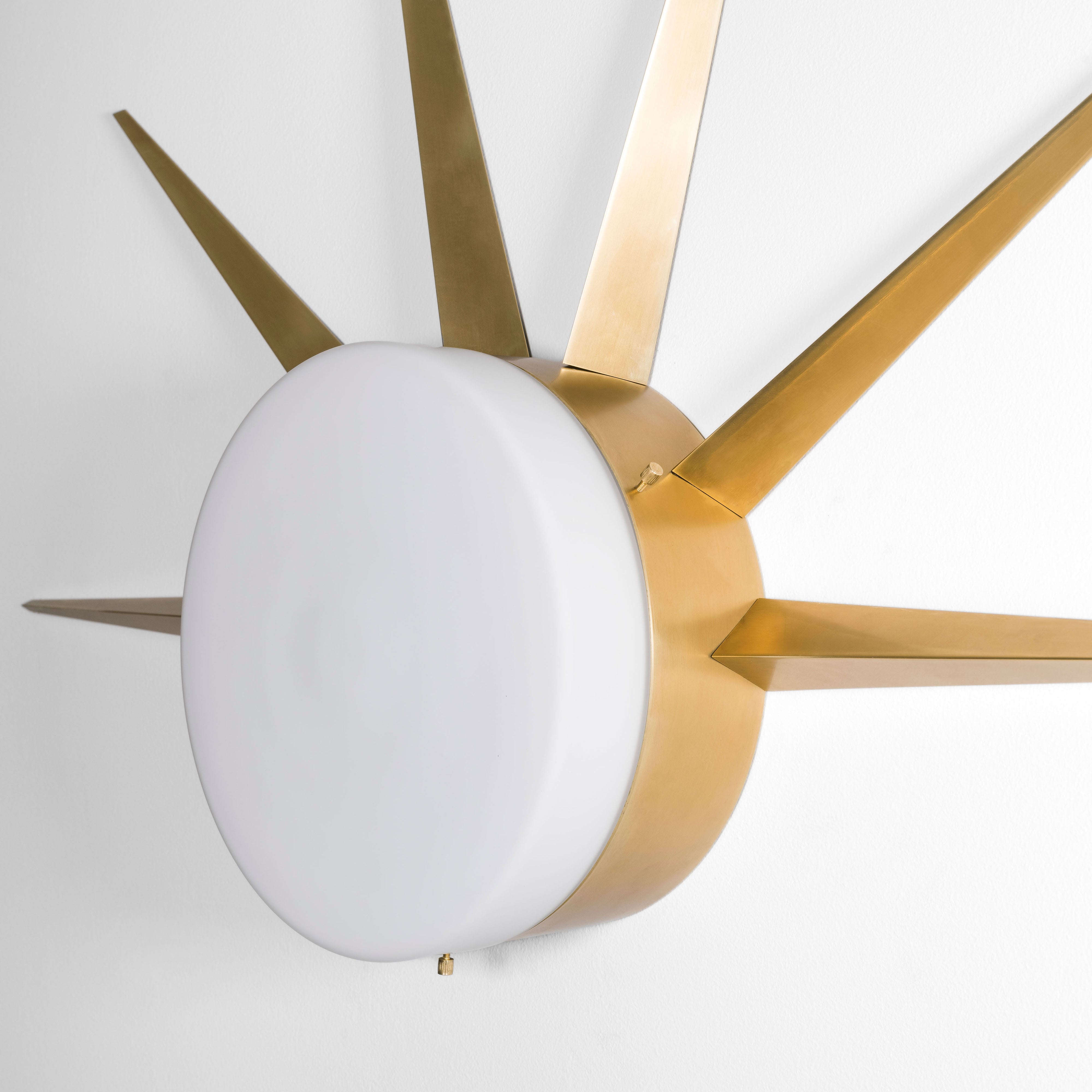 Each Solare lamp can contain a single bulb, it is compatible with LED and dimmable. The maximum voltage of the bulb must not exceed 100V.