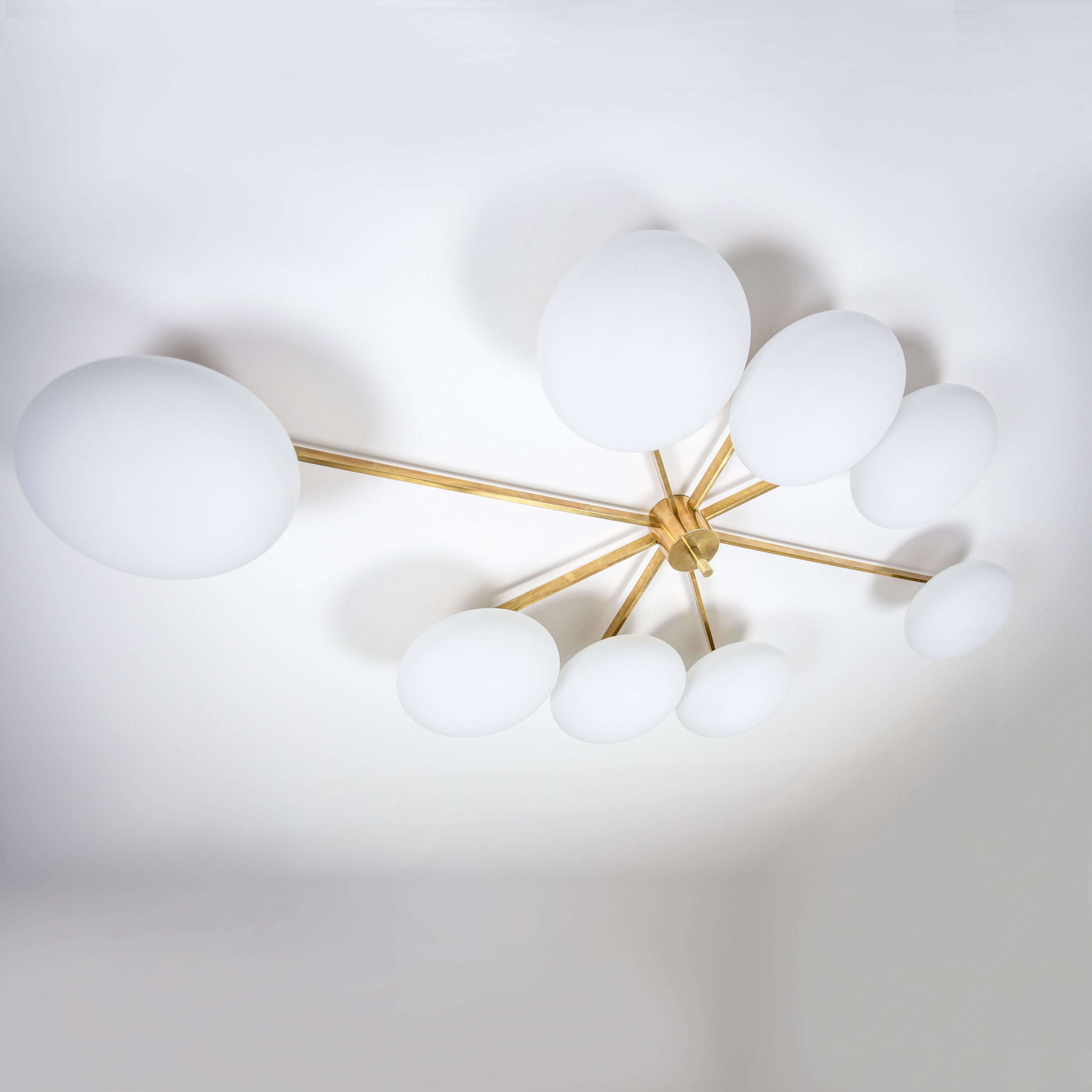 Stella Evening contains 8 bulbs, it is compatible with LED and dimmable. The maximum voltage of the bulb must not exceed 100V.