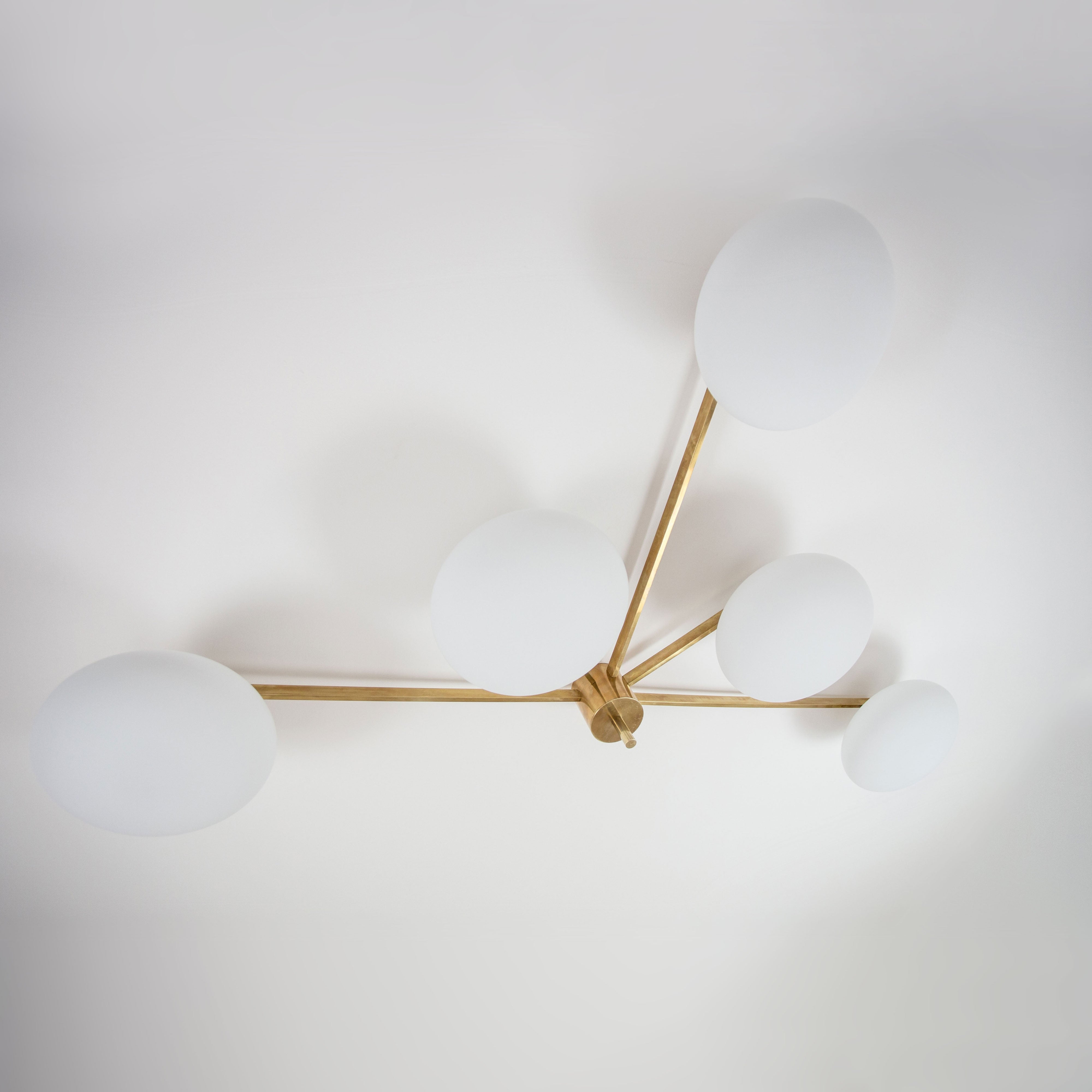 Stella Fan contains 5 bulbs, it is compatible with LED and dimmable. The maximum voltage of the bulb must not exceed 100V.