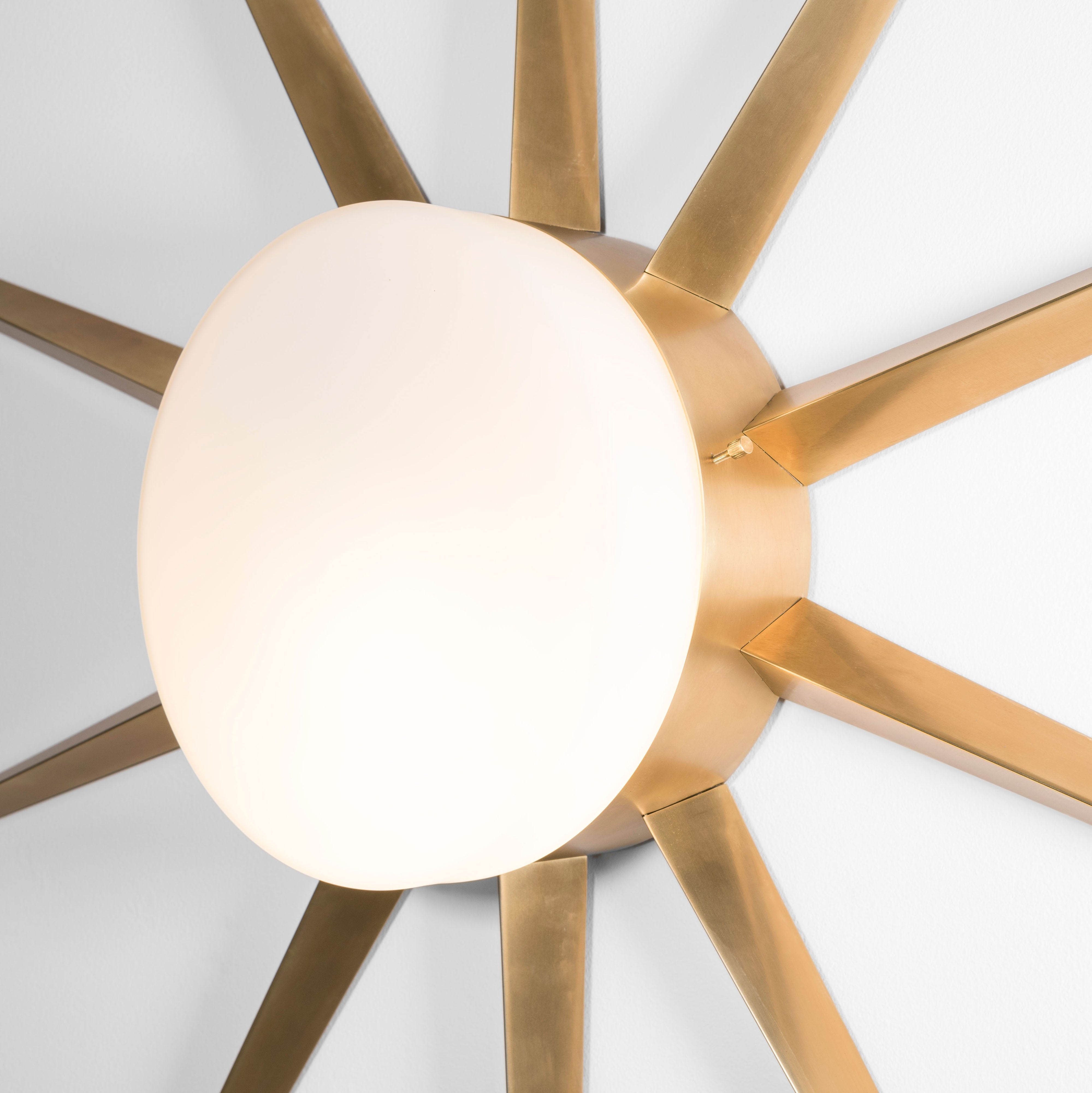 Each Solare lamp can contain a single bulb, it is compatible with LED and dimmable. The maximum voltage of the bulb must not exceed 100V.
