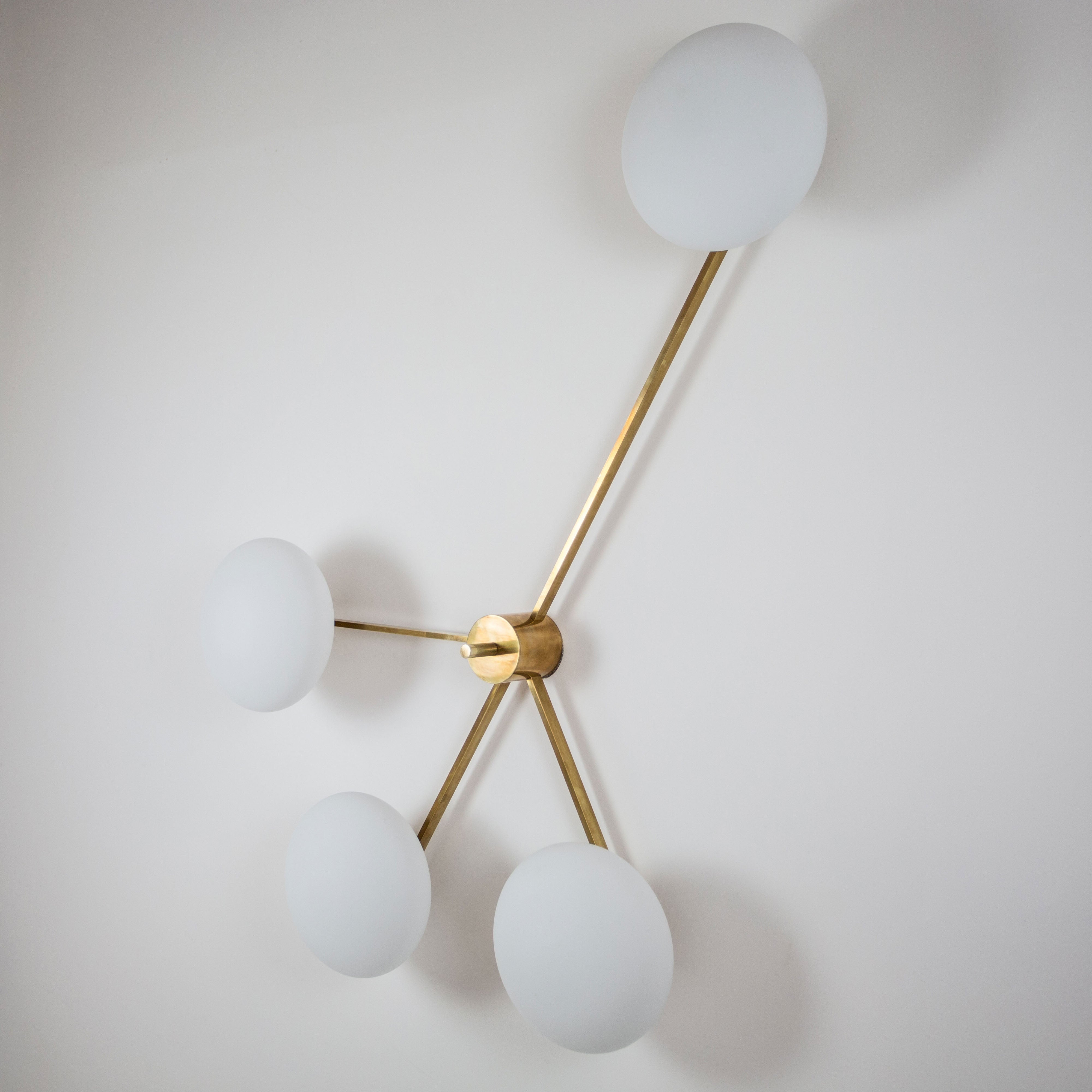 Stella Love contains 4 bulbs, it is compatible with LED and dimmable. The maximum voltage of the bulb must not exceed 100V.