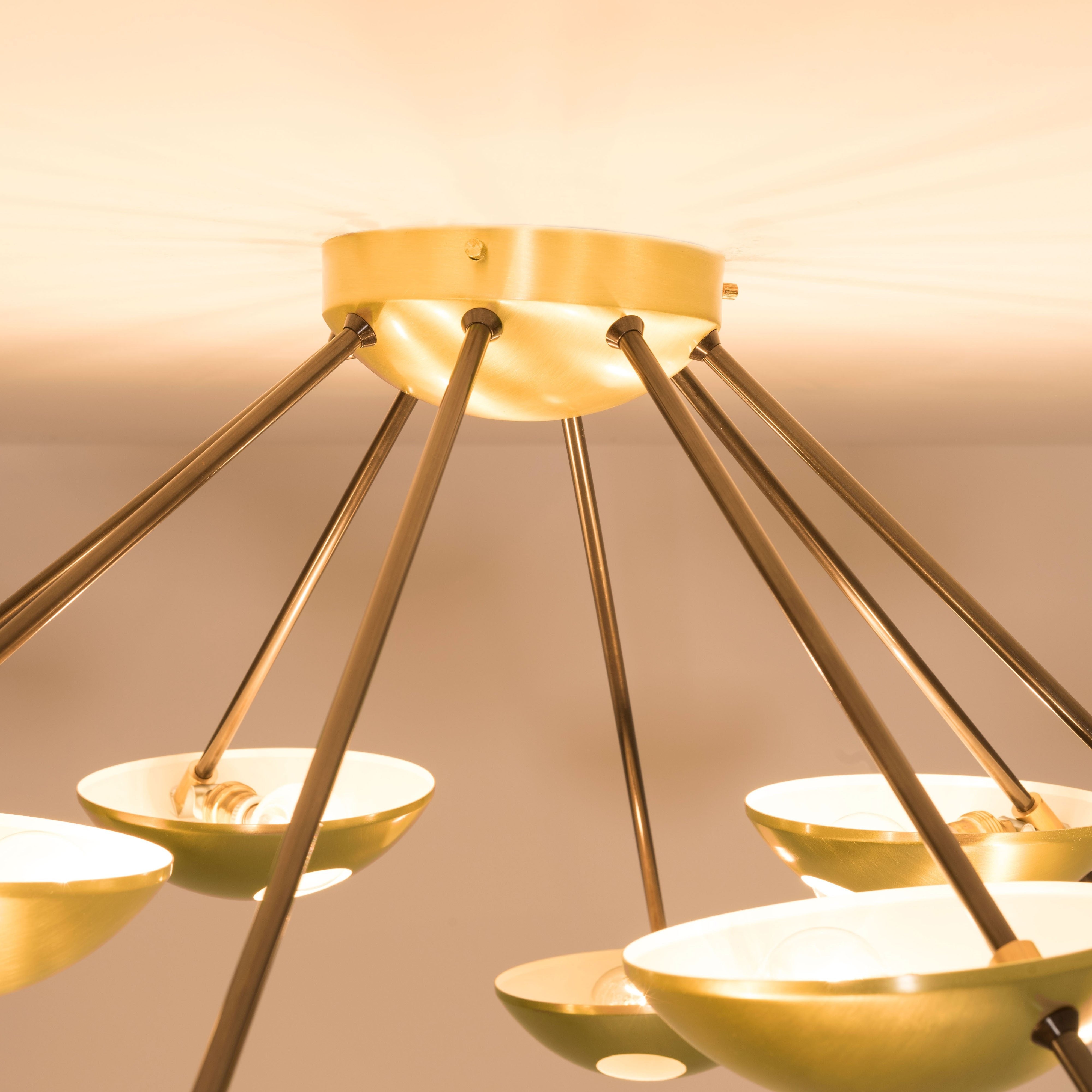 To guarantee precision and attention to detail that would otherwise be impossible to achieve, Octo II is completely handmade, representing, like all DFM production pieces, the excellence of Italian-made craftsmanship. It can be mounted both as a ceiling and a wall lamp.