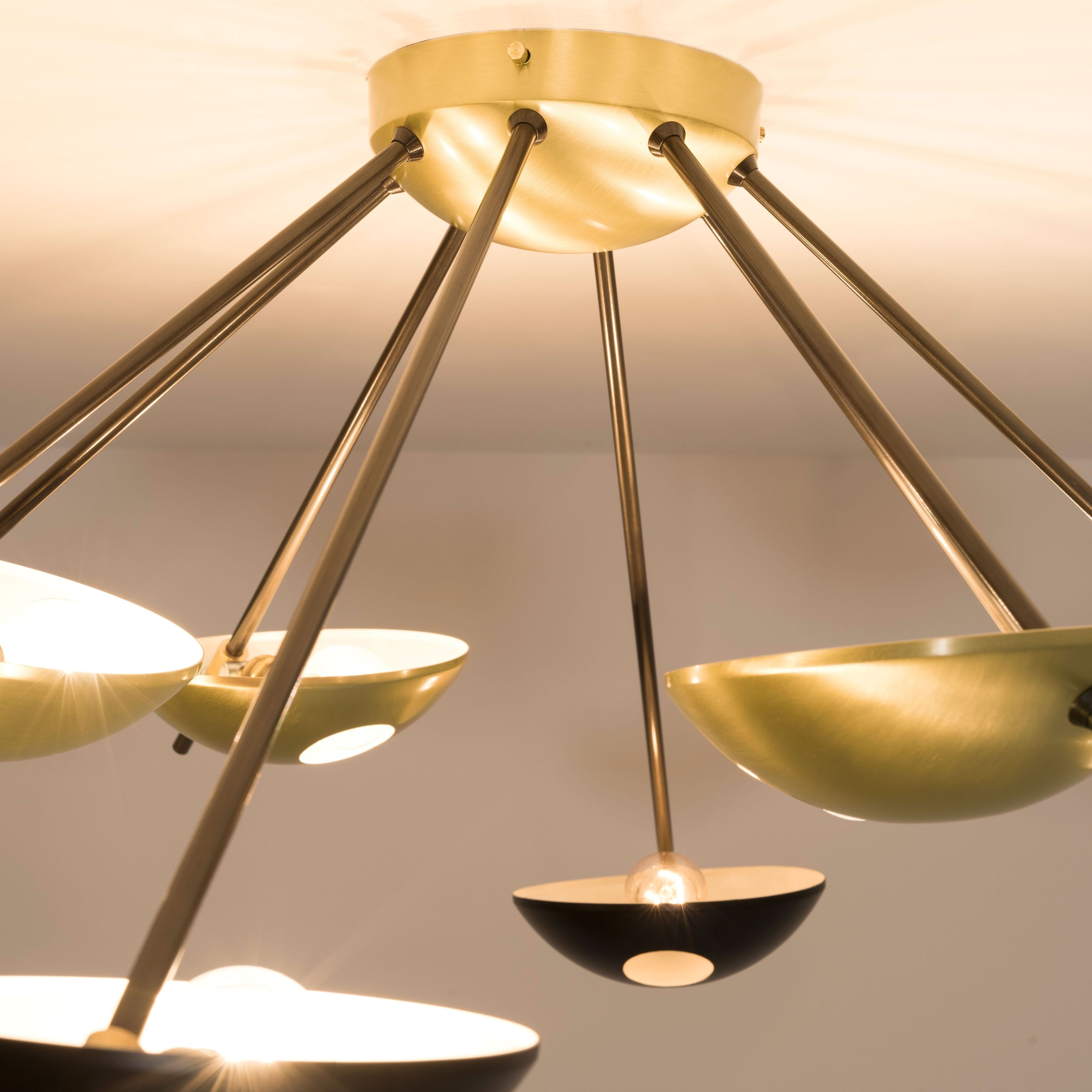 To guarantee precision and attention to detail that would otherwise be impossible to achieve, Octo I is completely handmade, representing, like all DFM production pieces, the excellence of Italian-made craftsmanship. It can be mounted both as a ceiling and a wall lamp.