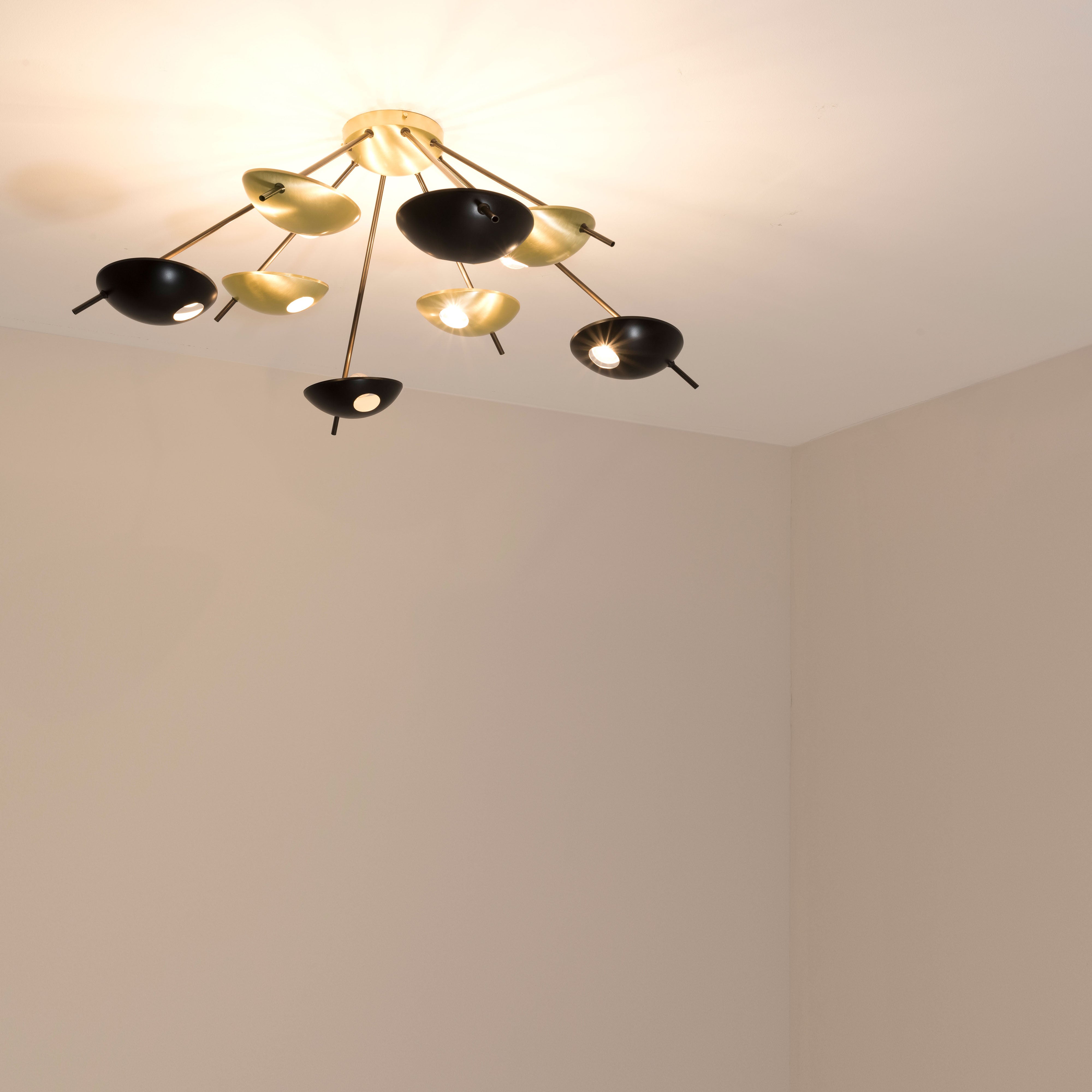 Helios Octo I contains 8 bulbs, it is compatible with LED and dimmable. The maximum voltage of the bulbs must not exceed 100V.