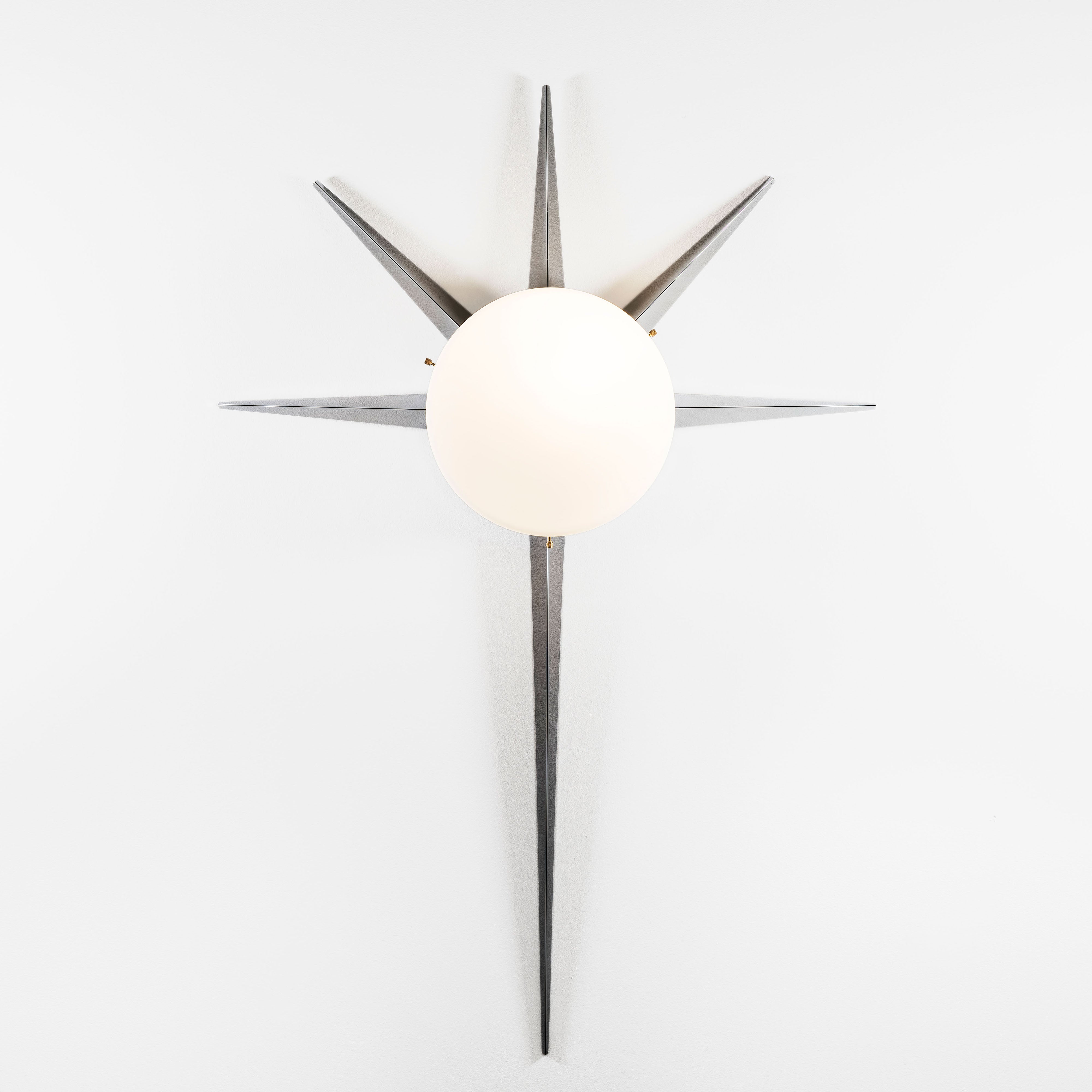 6 brass rays that radiate from an opaline Murano glass core. A tribute to the Sun, to Italian-made products and to the excellent Italian craftsmanship. Palm, like all the pieces in our collections, is handmade by our craftsmen, guided by an obsession for detail and the search for perfection.