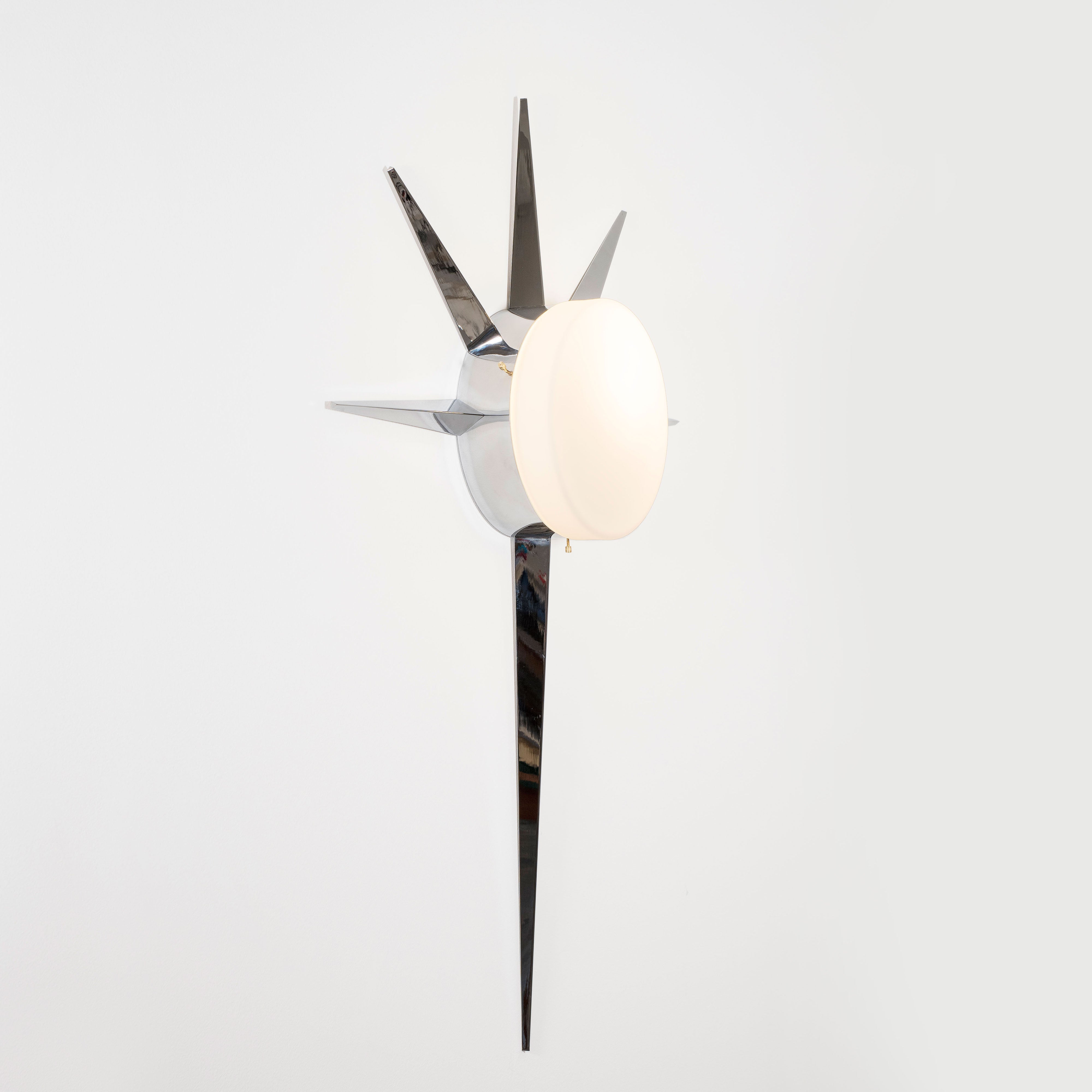 Palm can be put up both as a ceiling and a wall lamp.
