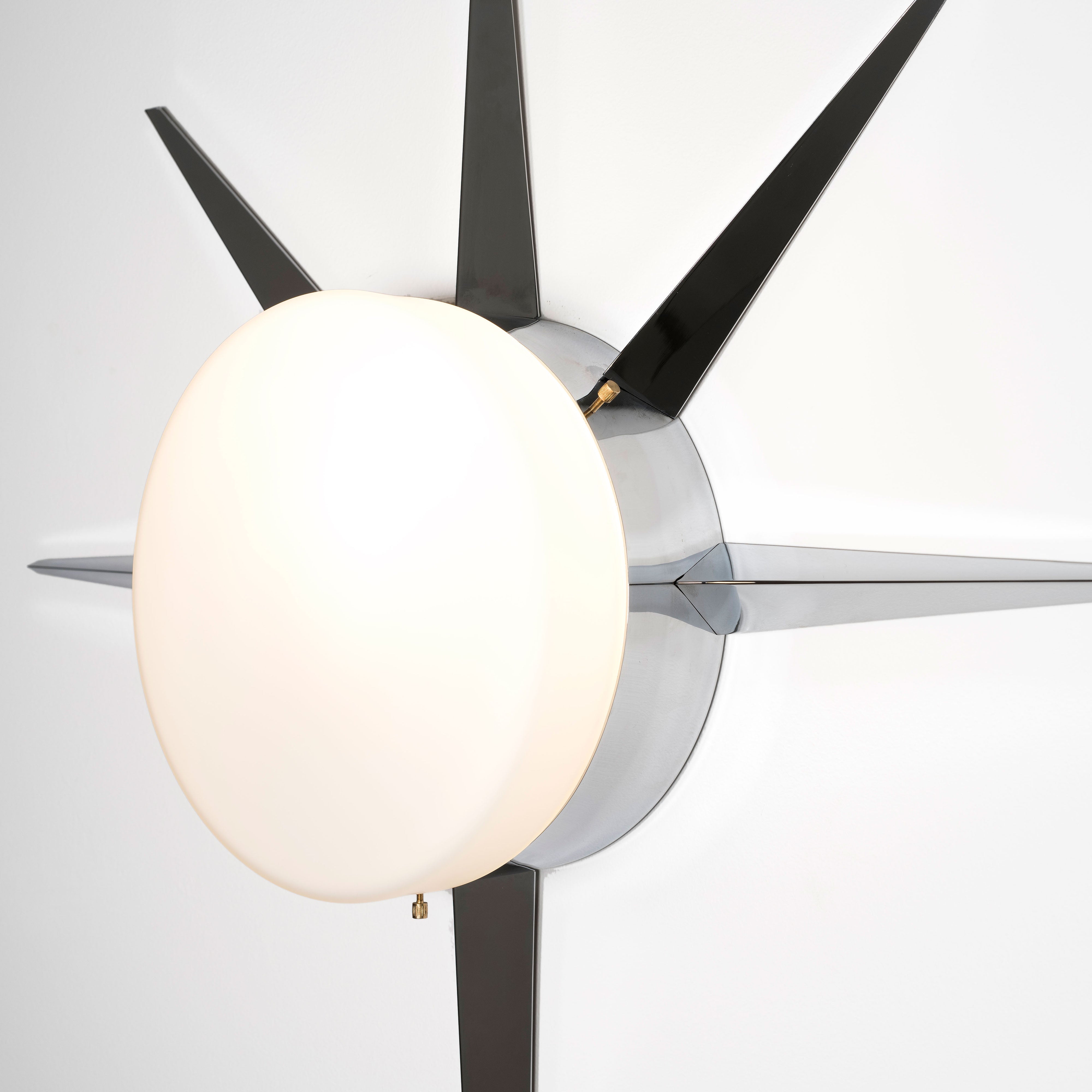 Each Solare lamp can contain a single bulb, it is compatible with LED and dimmable. The maximum voltage of the bulb must not exceed 100V.