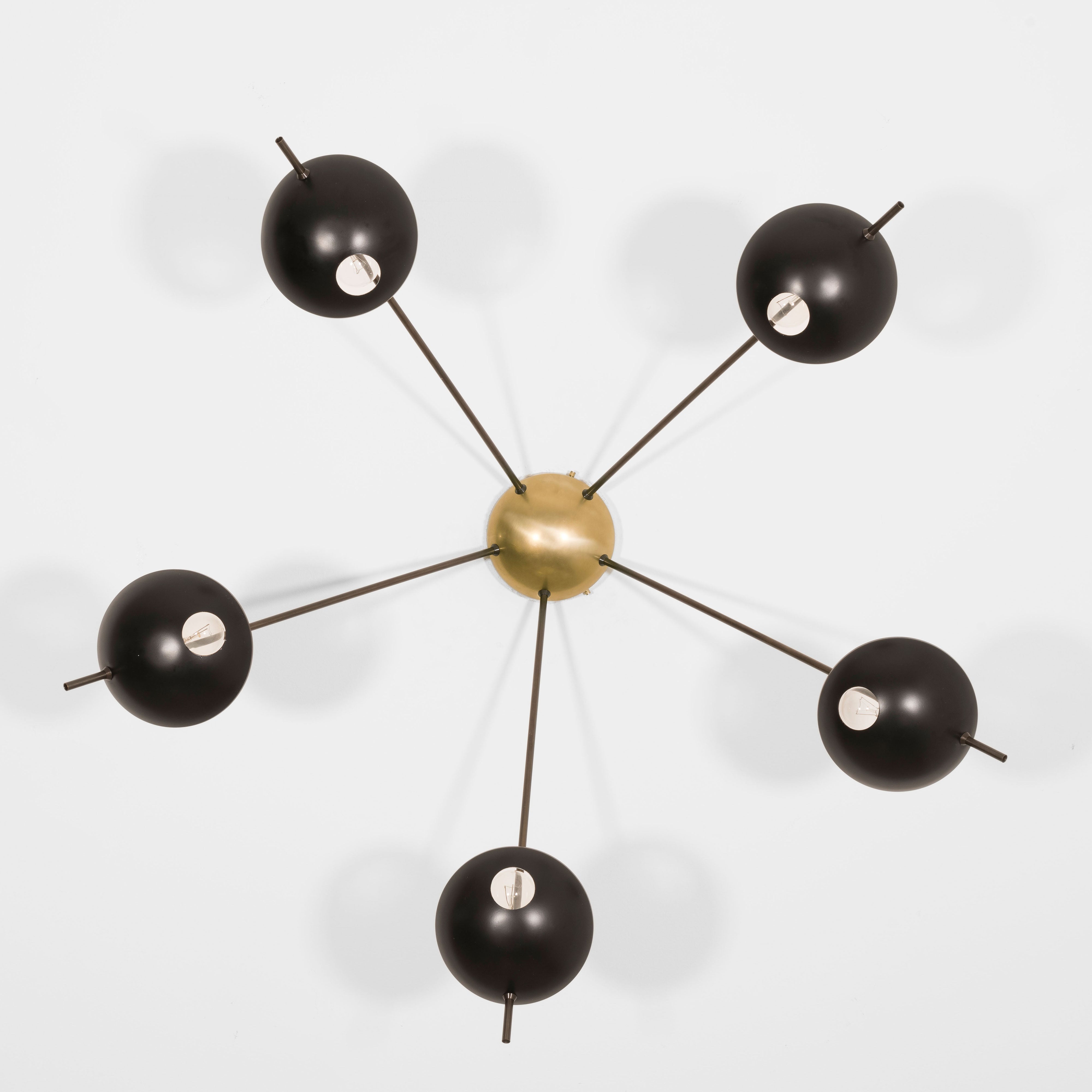Penta, with its elements and its shapes simplicity and with its light and shadow effects, represents a tribute to sundials, ancient solar clocks. From a brass core, 5 thin arms branch off, lightly supporting 5 painted brass plates. Penta becomes a point of light and color in any home interiors, an element of creative and colored decoration.
