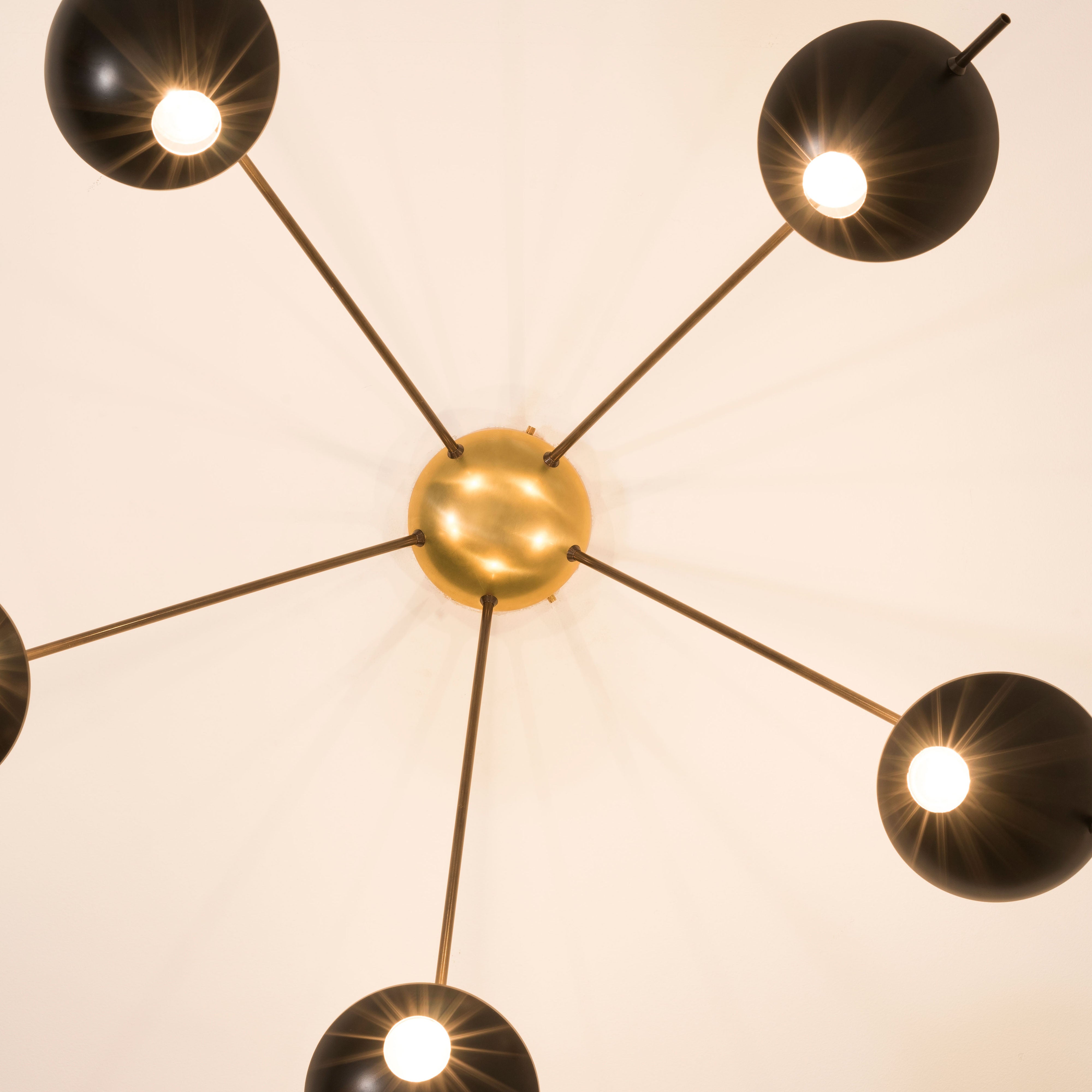 To guarantee precision and attention to detail that would otherwise be impossible to achieve, Penta is completely handmade, representing, like all DFM production pieces, the excellence of Italian-made craftsmanship. It can be mounted both as a ceiling and a wall lamp.