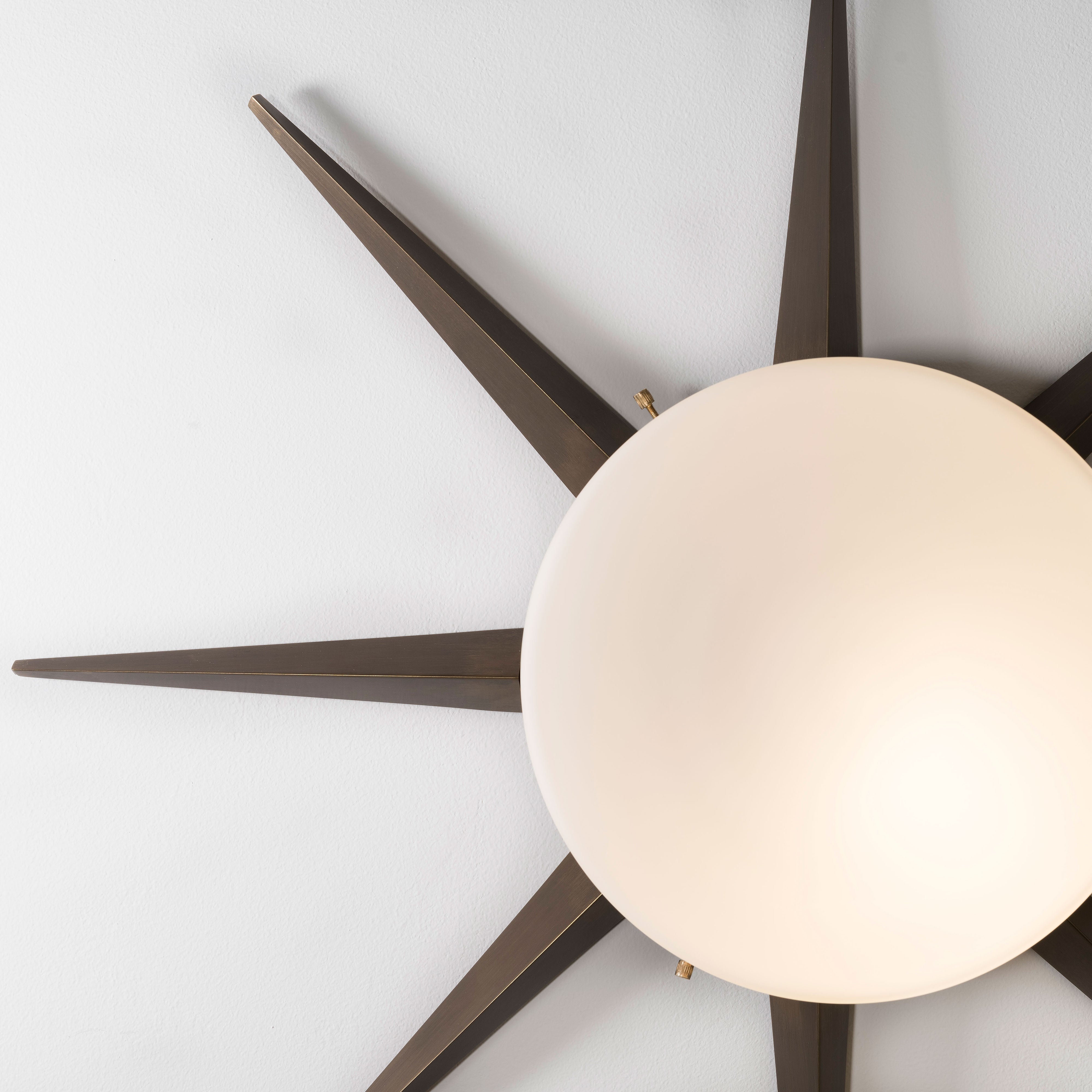 Each Solare lamp can contain a single bulb, it is compatible with LED and dimmable. The maximum voltage of the bulb must not exceed 100V.