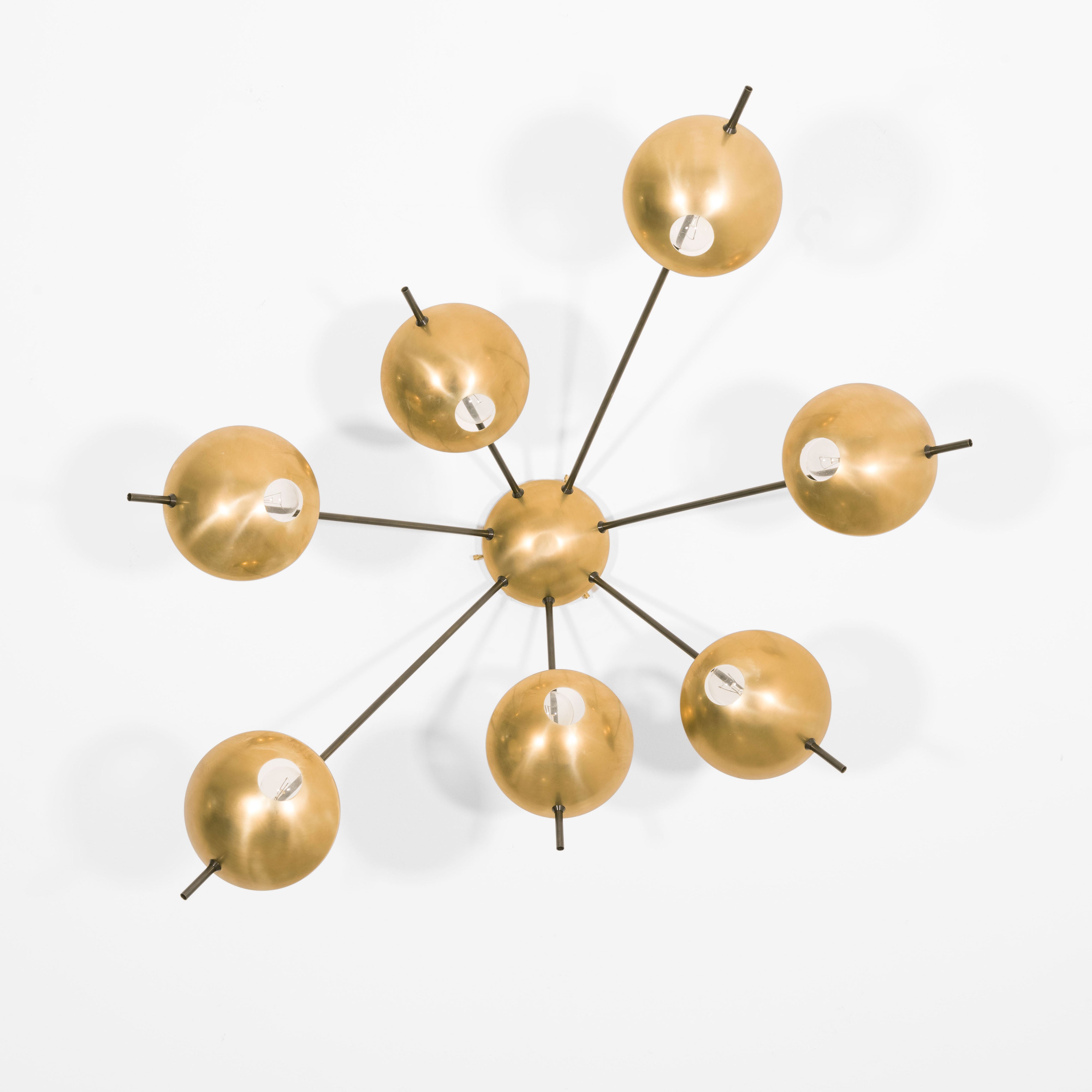 Septem II, with its elements and its shapes simplicity and with its light and shadow effects, represents a tribute to sundials, ancient solar clocks. From a brass core, 7 thin arms branch off, lightly supporting 7 painted brass plates. Septem II becomes a point of light and color in any home interiors, an element of creative and colored decoration.