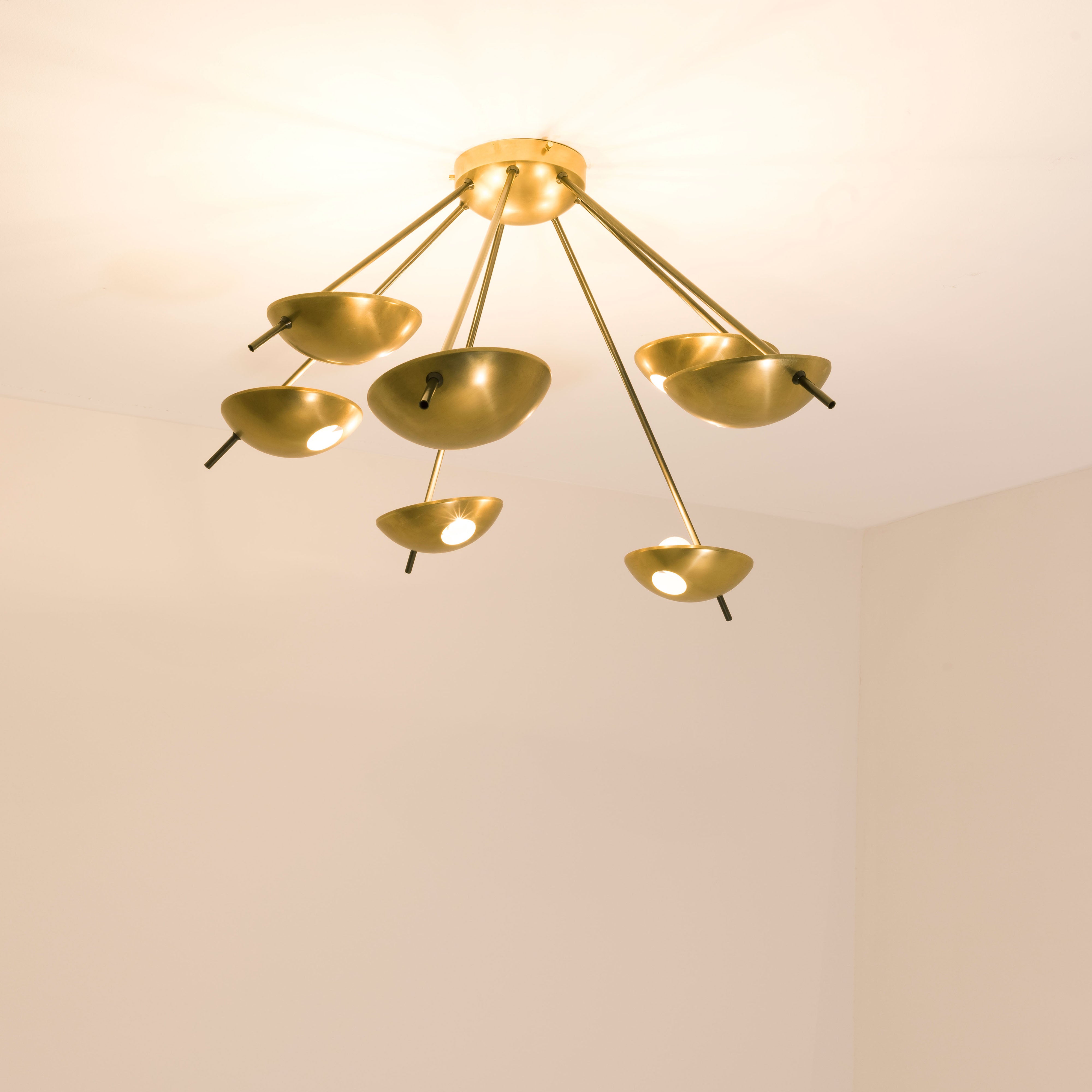 Helios Septem II contains 7 bulbs, it is compatible with LED and dimmable. The maximum voltage of the bulbs must not exceed 100V.