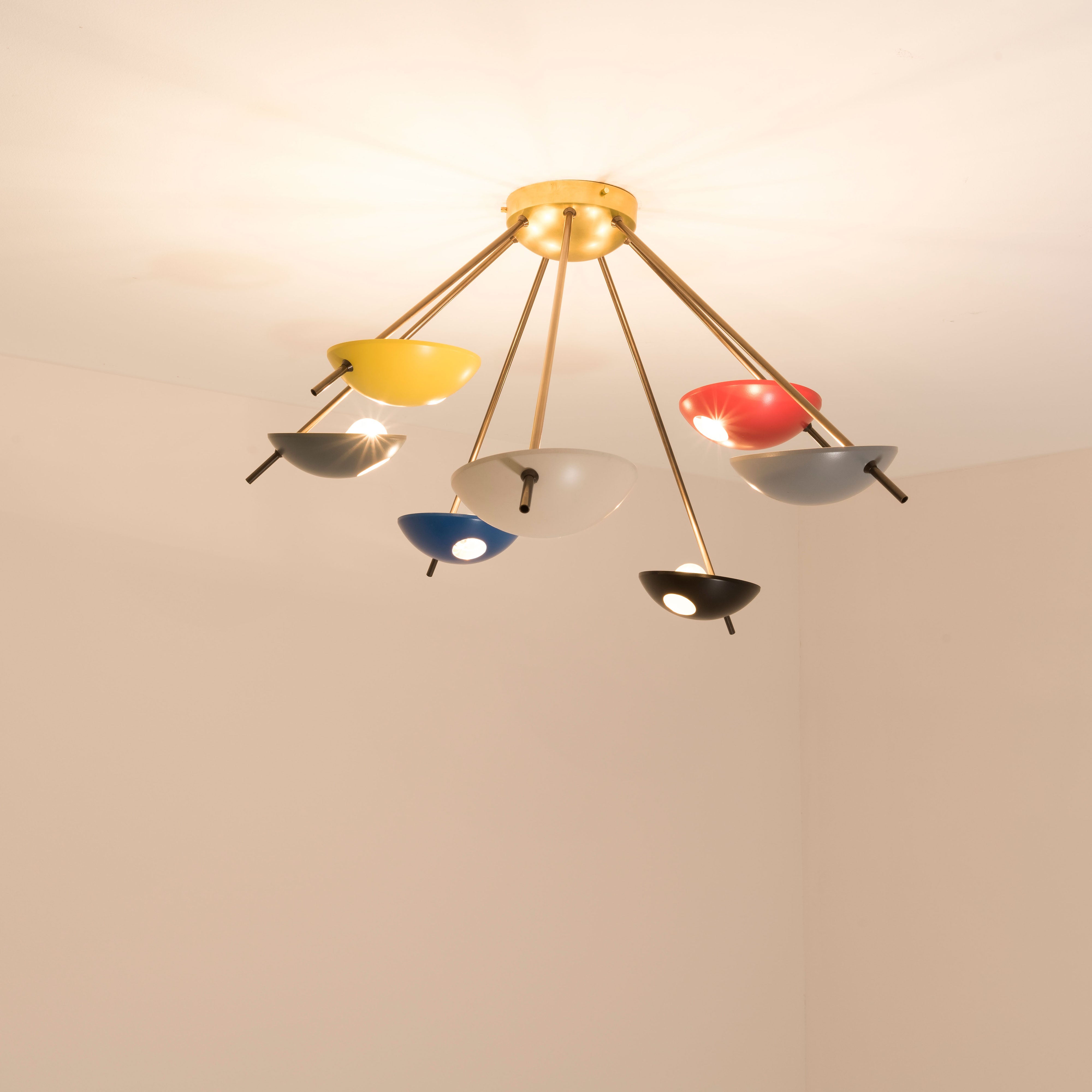 Helios Septem I contains 7 bulbs, it is compatible with LED and dimmable. The maximum voltage of the bulbs must not exceed 100V.