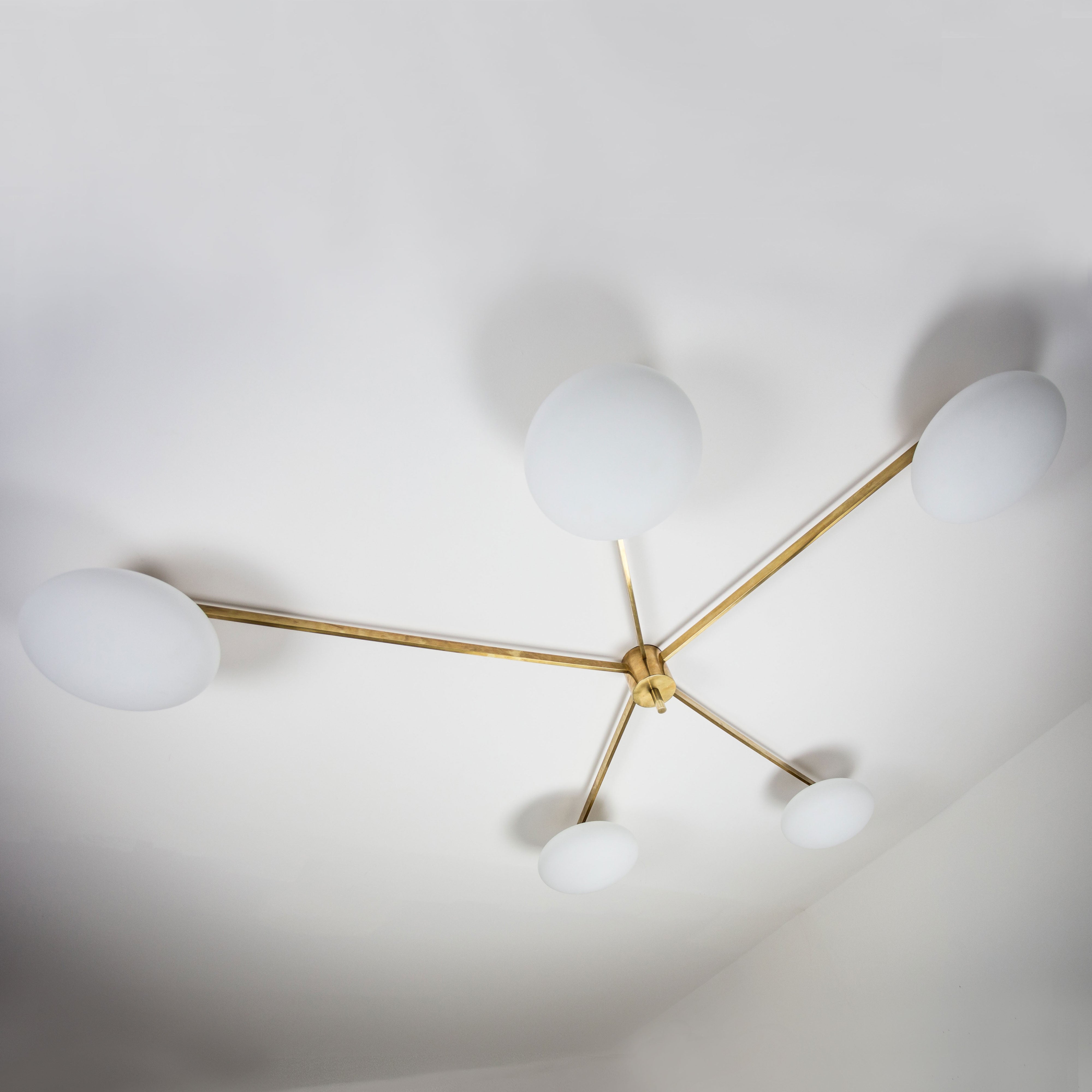 Stella Starfish contains 5 bulbs, it is compatible with LED and dimmable. The maximum voltage of the bulb must not exceed 100V.