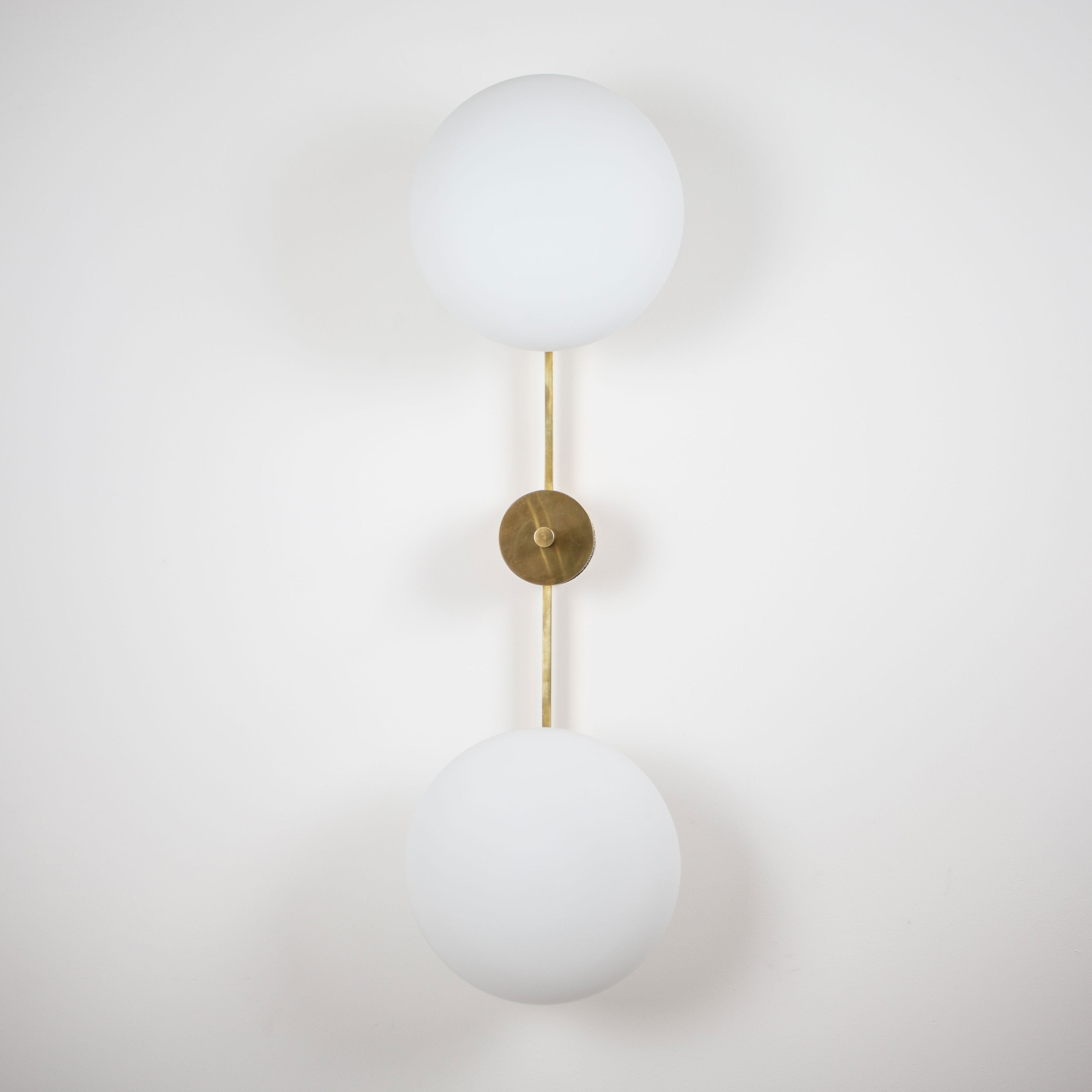 Stella Toi&Moi contains 2 bulbs, it is compatible with LED and dimmable. The maximum voltage of the bulb must not exceed 100V.