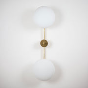 Stella Toi&Moi contains 2 bulbs, it is compatible with LED and dimmable. The maximum voltage of the bulb must not exceed 100V.