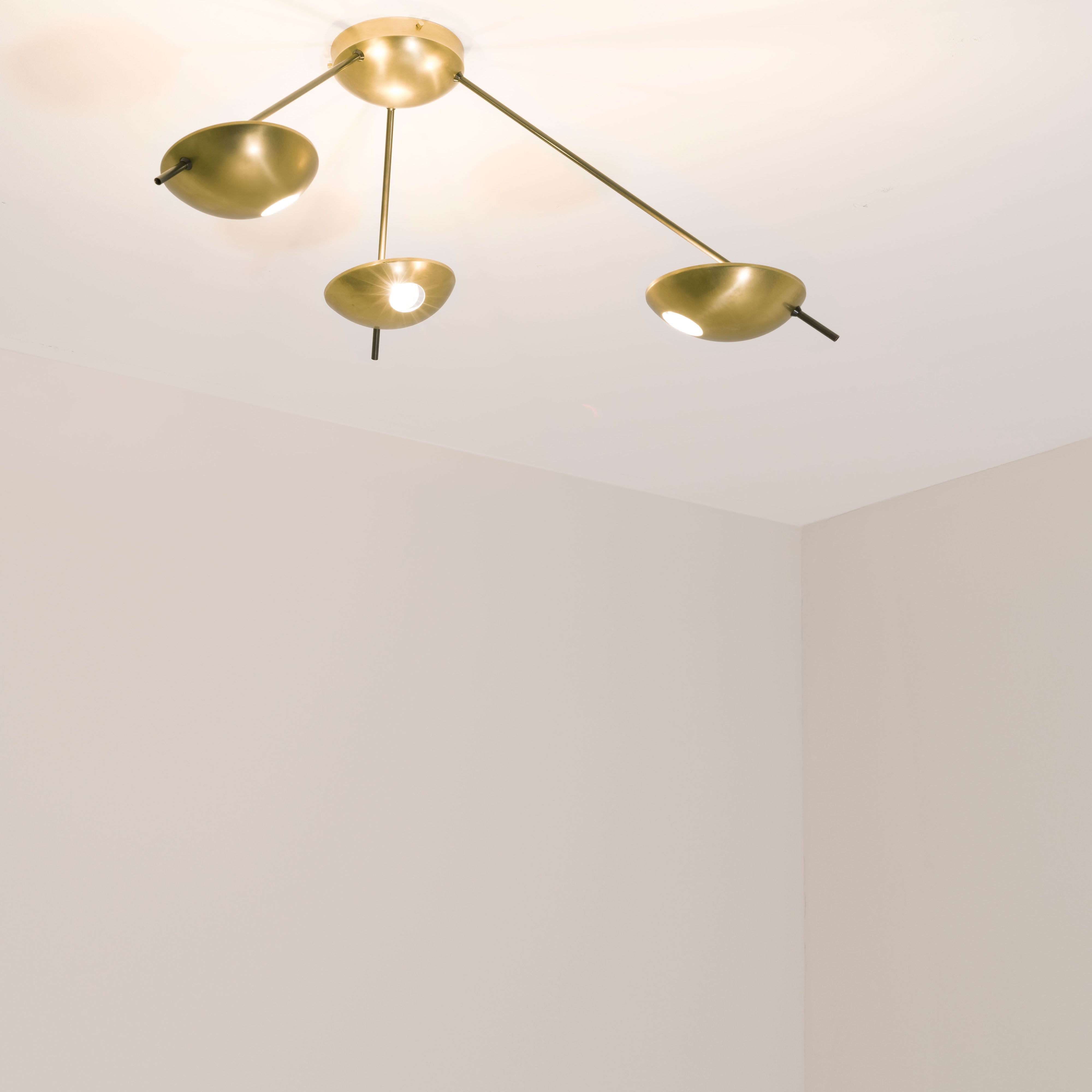 Helios Tribus II contains 3 bulbs, it is compatible with LED and dimmable. The maximum voltage of the bulbs must not exceed 100V.
