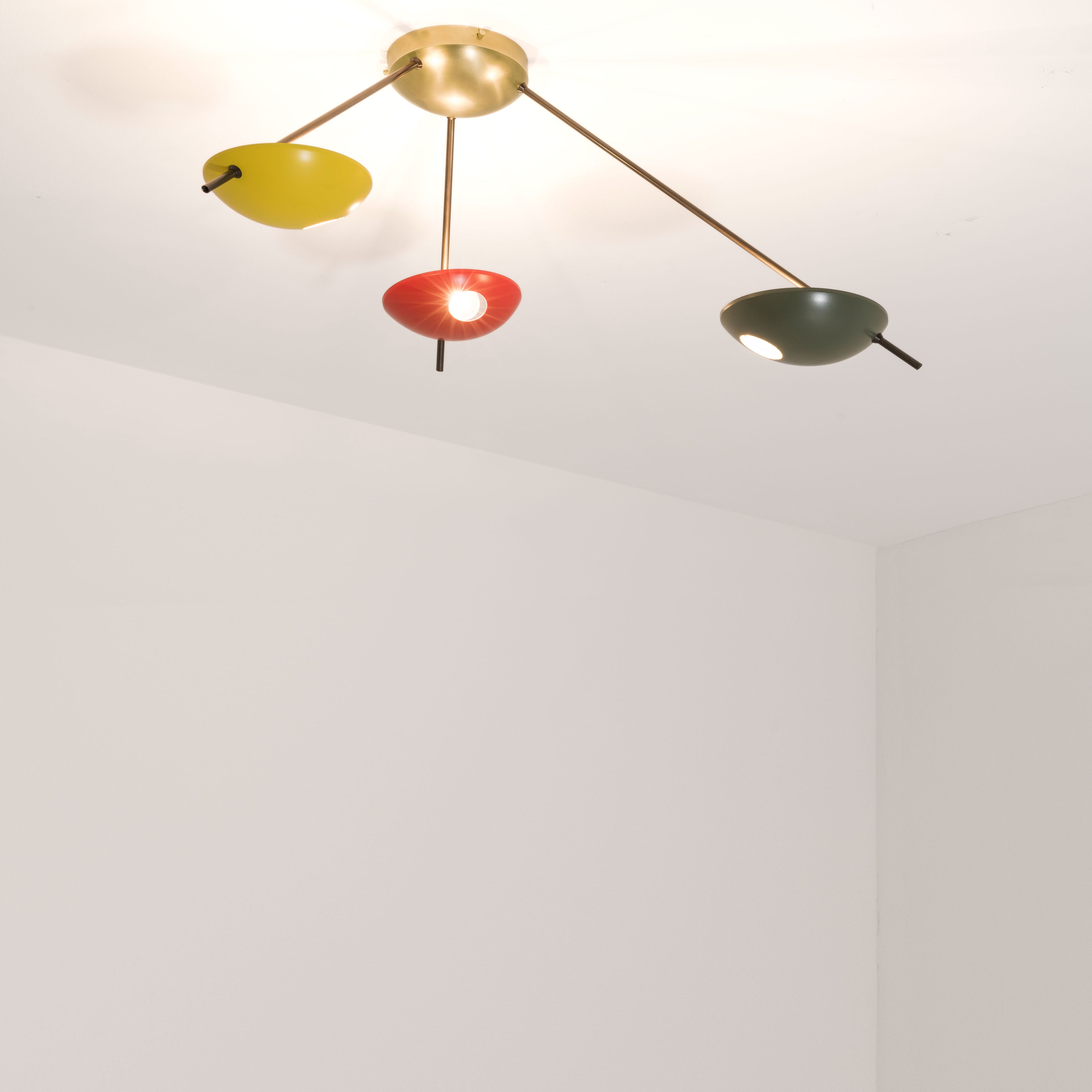 Helios Tribus I contains 3 bulbs, it is compatible with LED and dimmable. The maximum voltage of the bulbs must not exceed 100V.