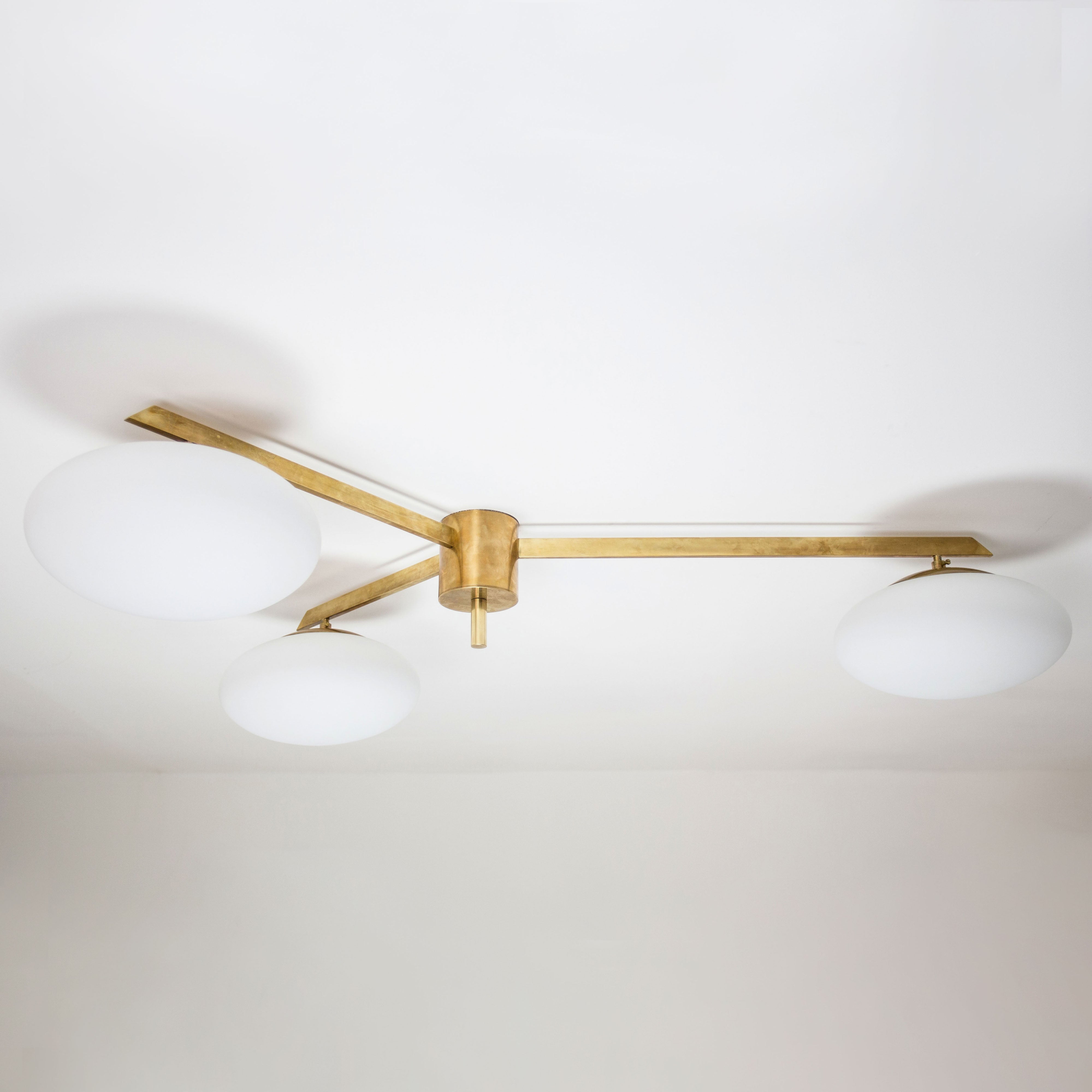 Stella Triennale contains 3 bulbs, it is compatible with LED and dimmable. The maximum voltage of the bulb must not exceed 100V.