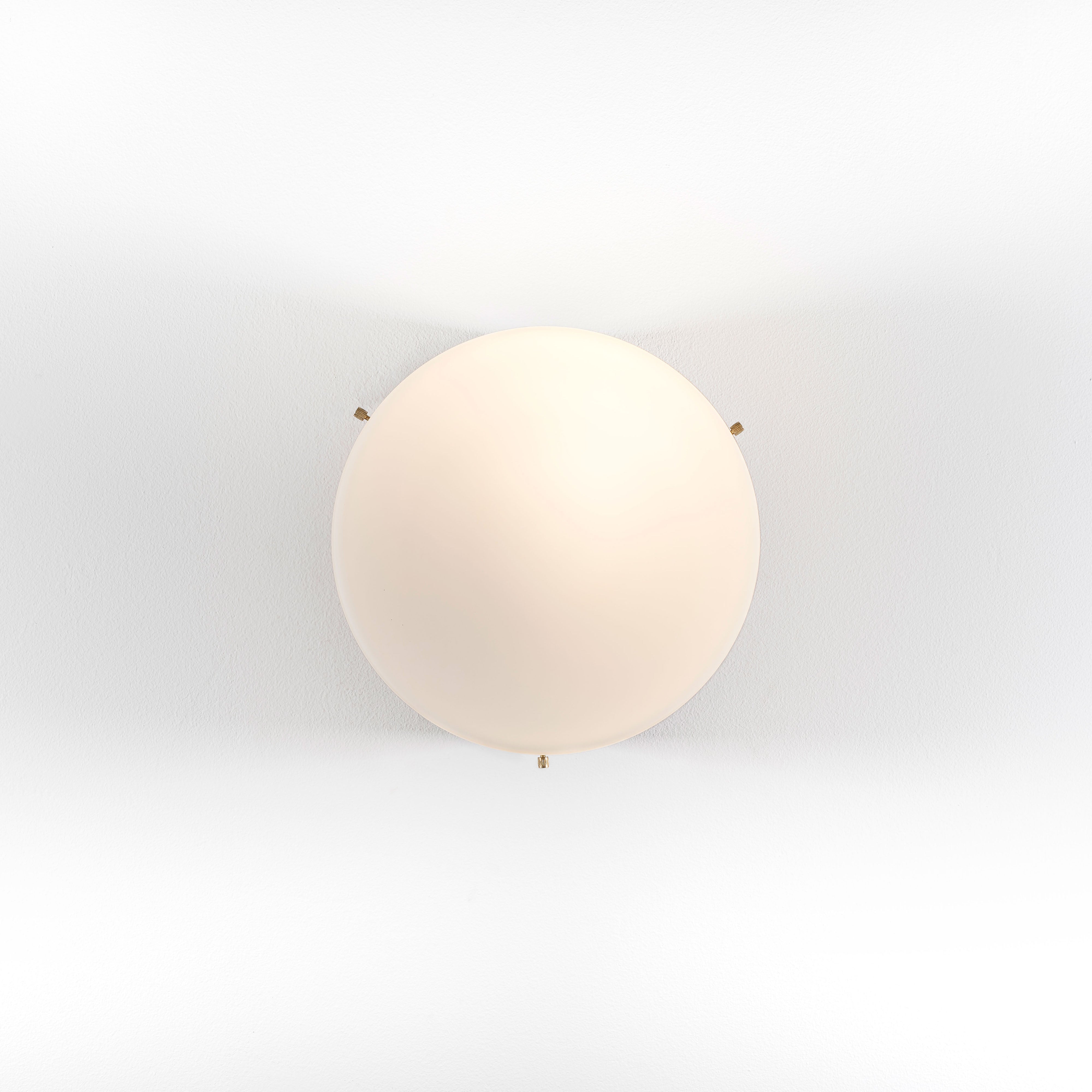 The minimal elegance of an opaline Murano glass core. A tribute to the Sun, to Italian-made products and to the excellent Italian craftsmanship. Virgin, like all the pieces in our collections, is handmade by our craftsmen, guided by an obsession for detail and the search for perfection.