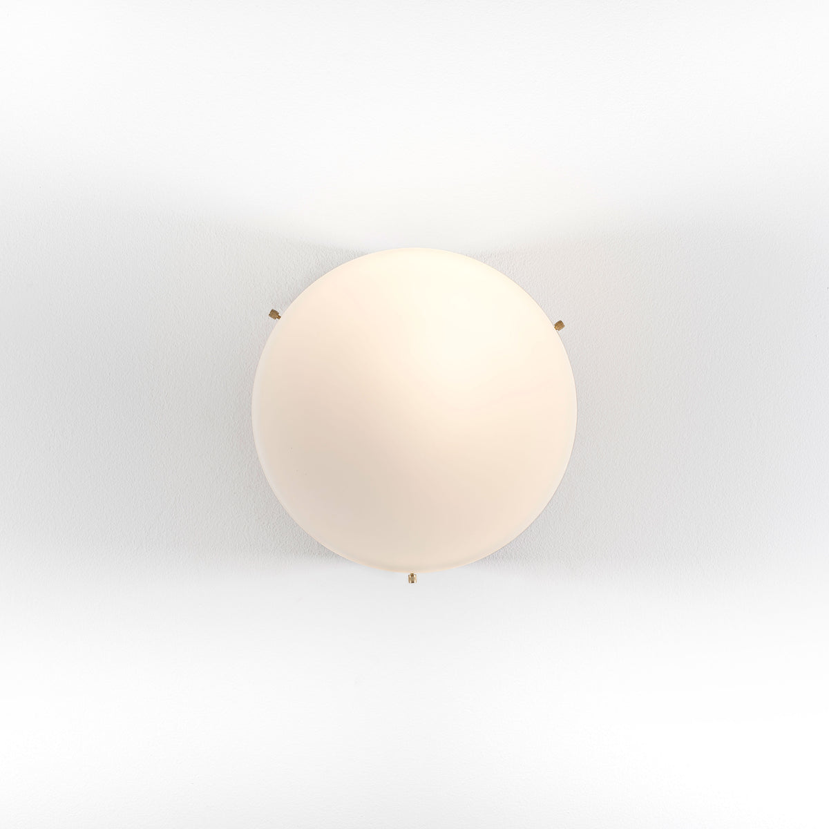 The minimal elegance of an opaline Murano glass core. A tribute to the Sun, to Italian-made products and to the excellent Italian craftsmanship. Virgin, like all the pieces in our collections, is handmade by our craftsmen, guided by an obsession for detail and the search for perfection.