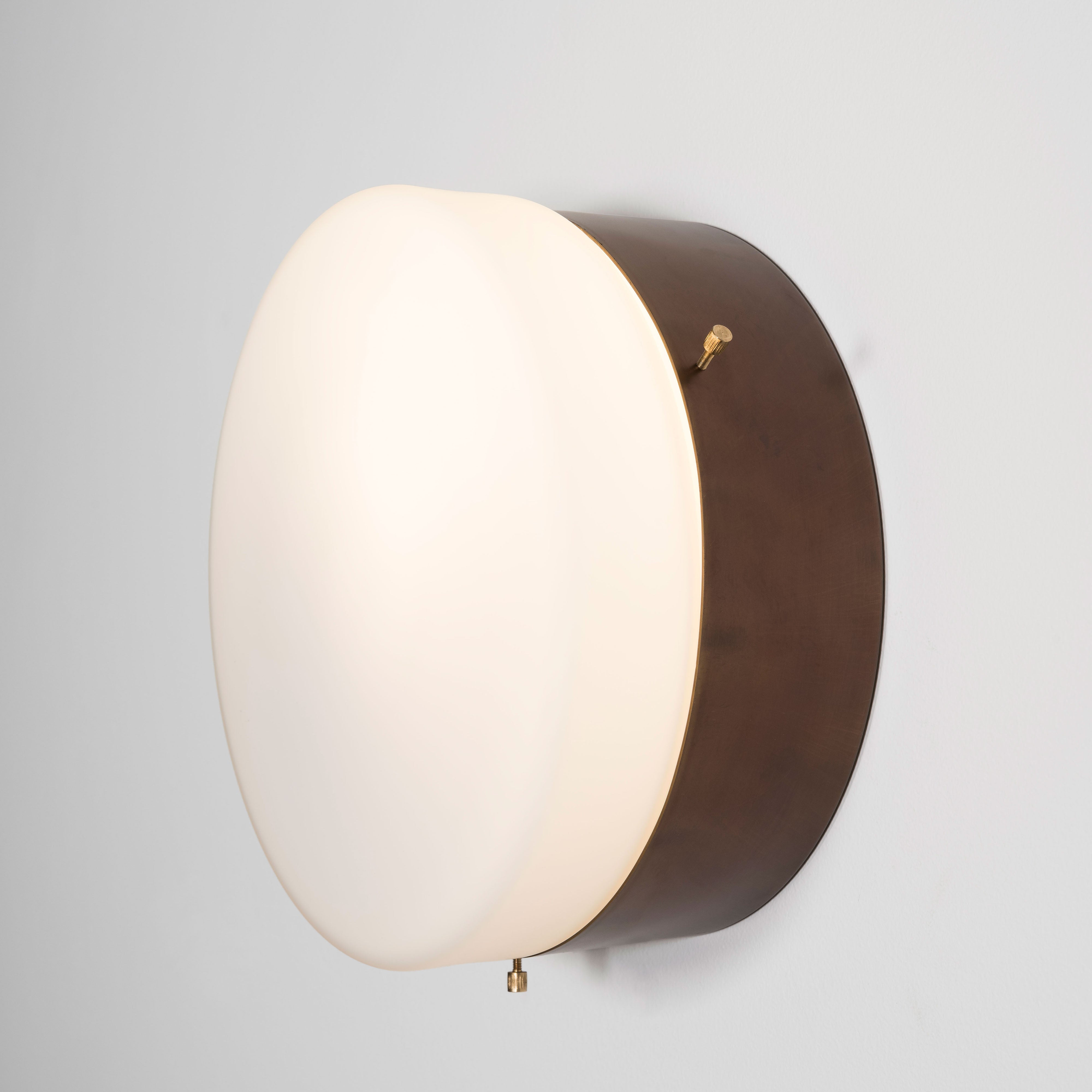 Each Solare lamp can contain a single bulb, it is compatible with LED and dimmable. The maximum voltage of the bulb must not exceed 100V.