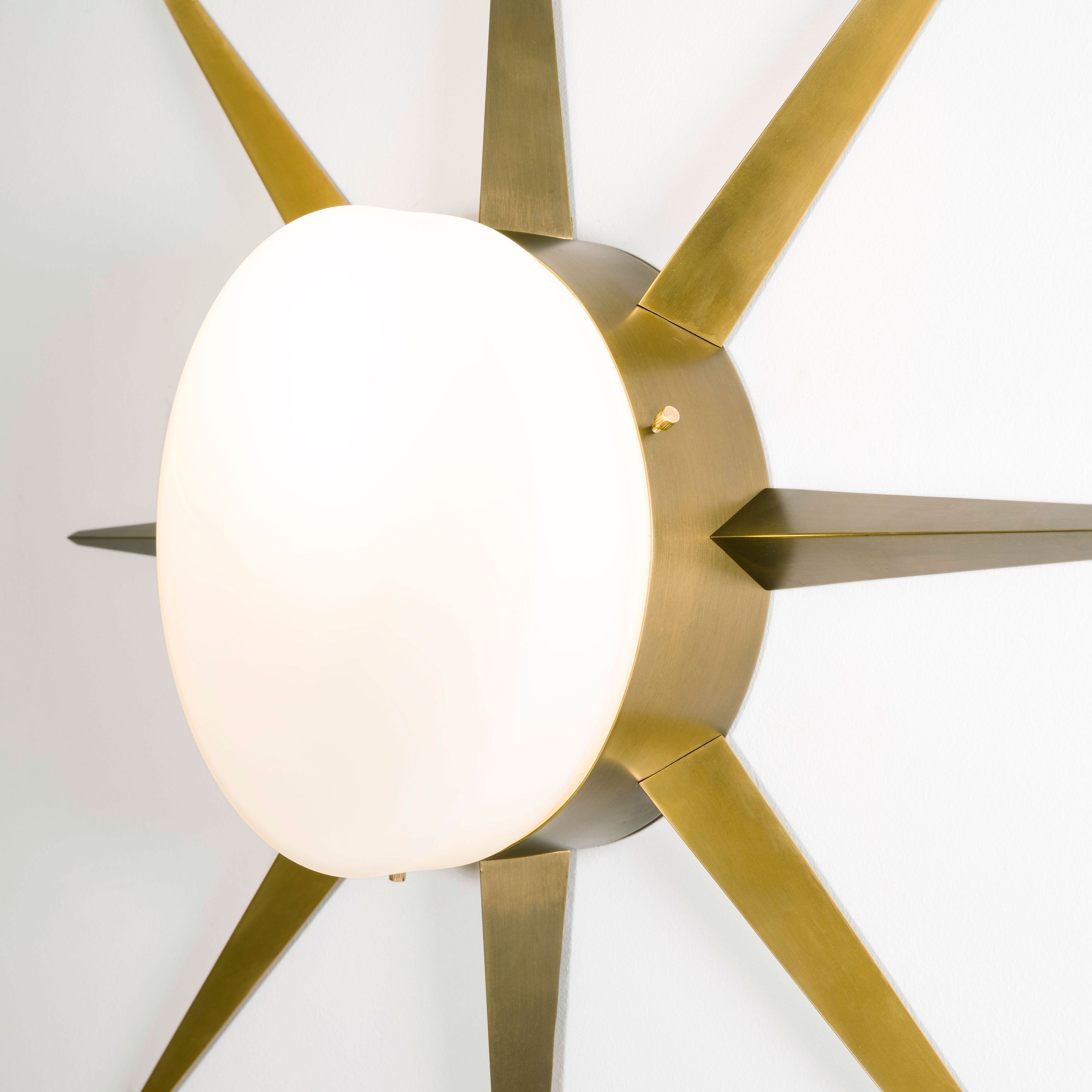 Each Solare lamp can contain a single bulb, it is compatible with LED and dimmable. The maximum voltage of the bulb must not exceed 100V.
