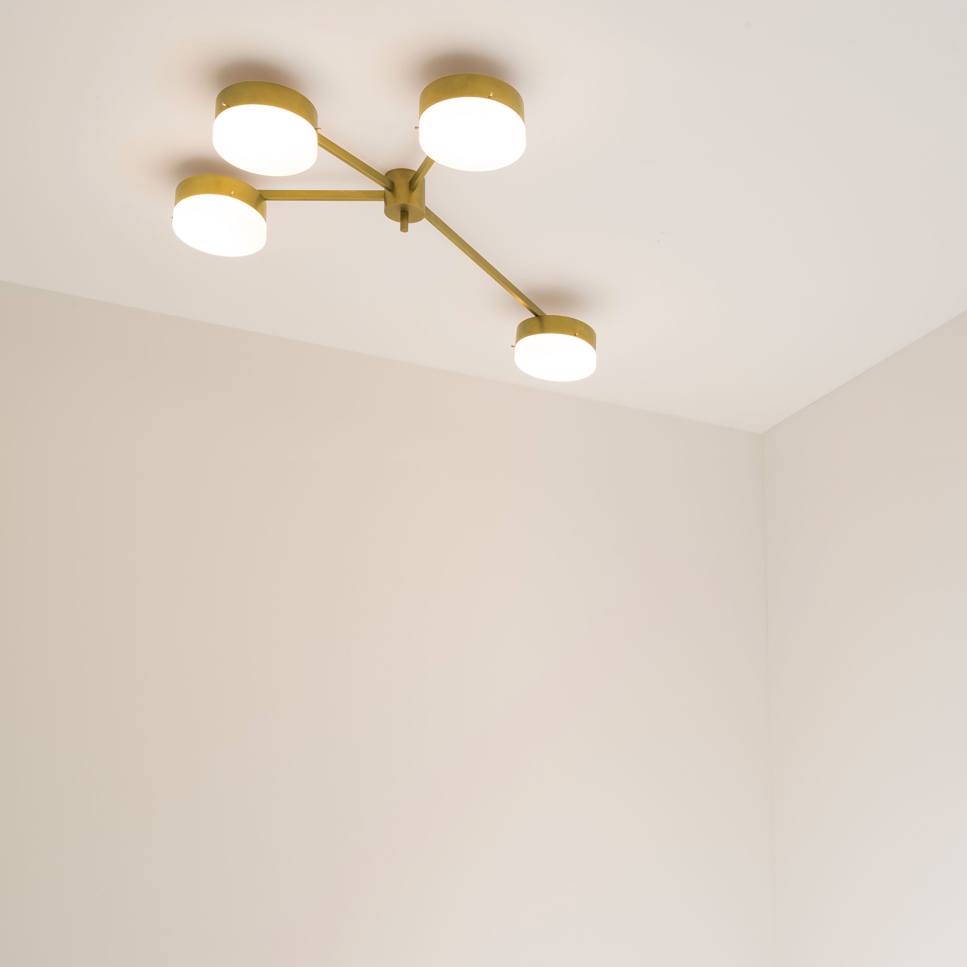 Celeste Incandescence contains 4 bulbs, it is compatible with LED and dimmable. The maximum voltage of the bulbs must not exceed 100V.