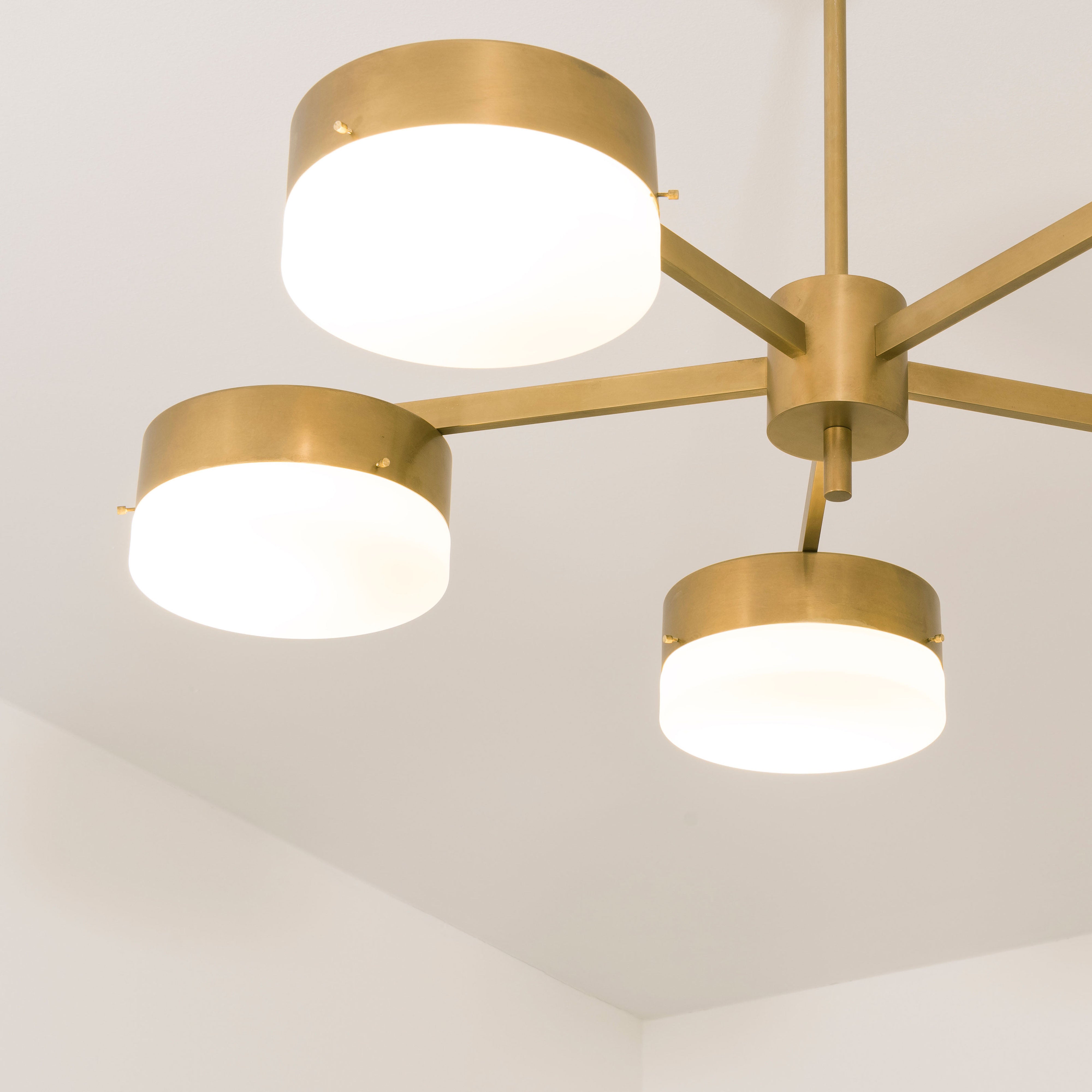 Luminescence can be mounted both as a hanging and a wall lamp.