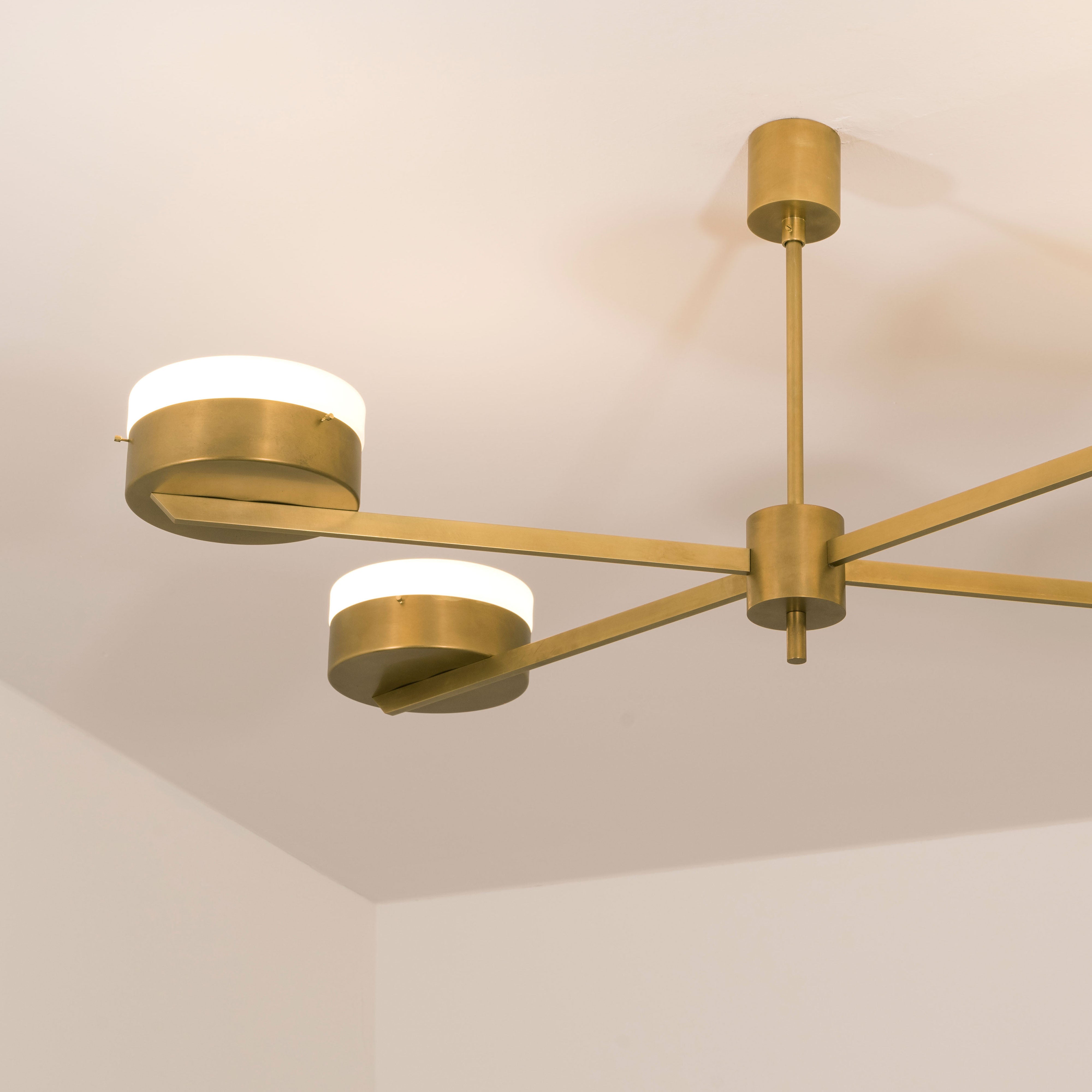 Supine can be mounted both as a hanging and a wall lamp.