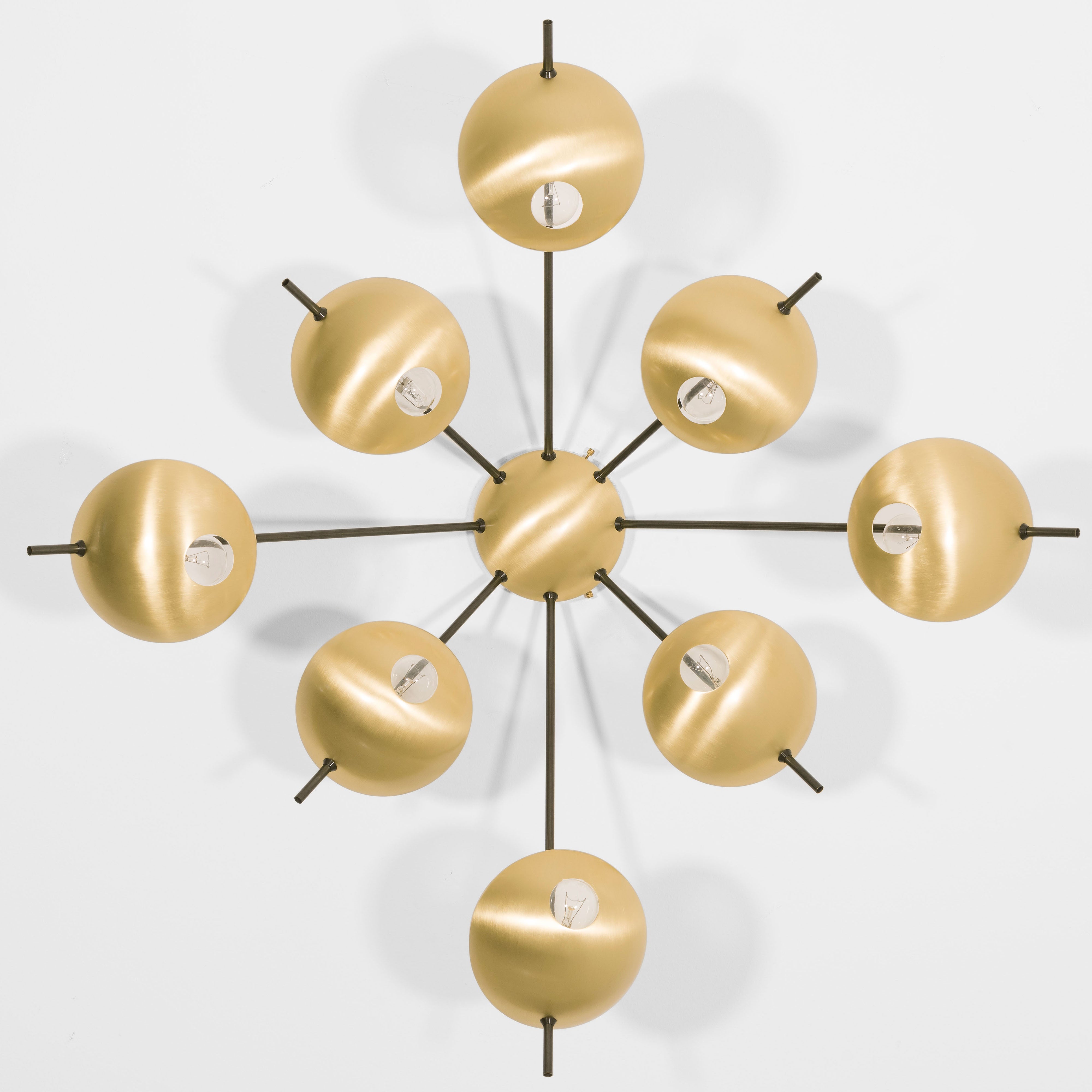 Octo II, with its elements and its shapes simplicity and with its light and shadow effects, represents a tribute to sundials, ancient solar clocks. From a brass core, 8 thin arms branch off, lightly supporting 8 painted brass plates. Octo II becomes a point of light and color in any home interiors, an element of creative and colored decoration.