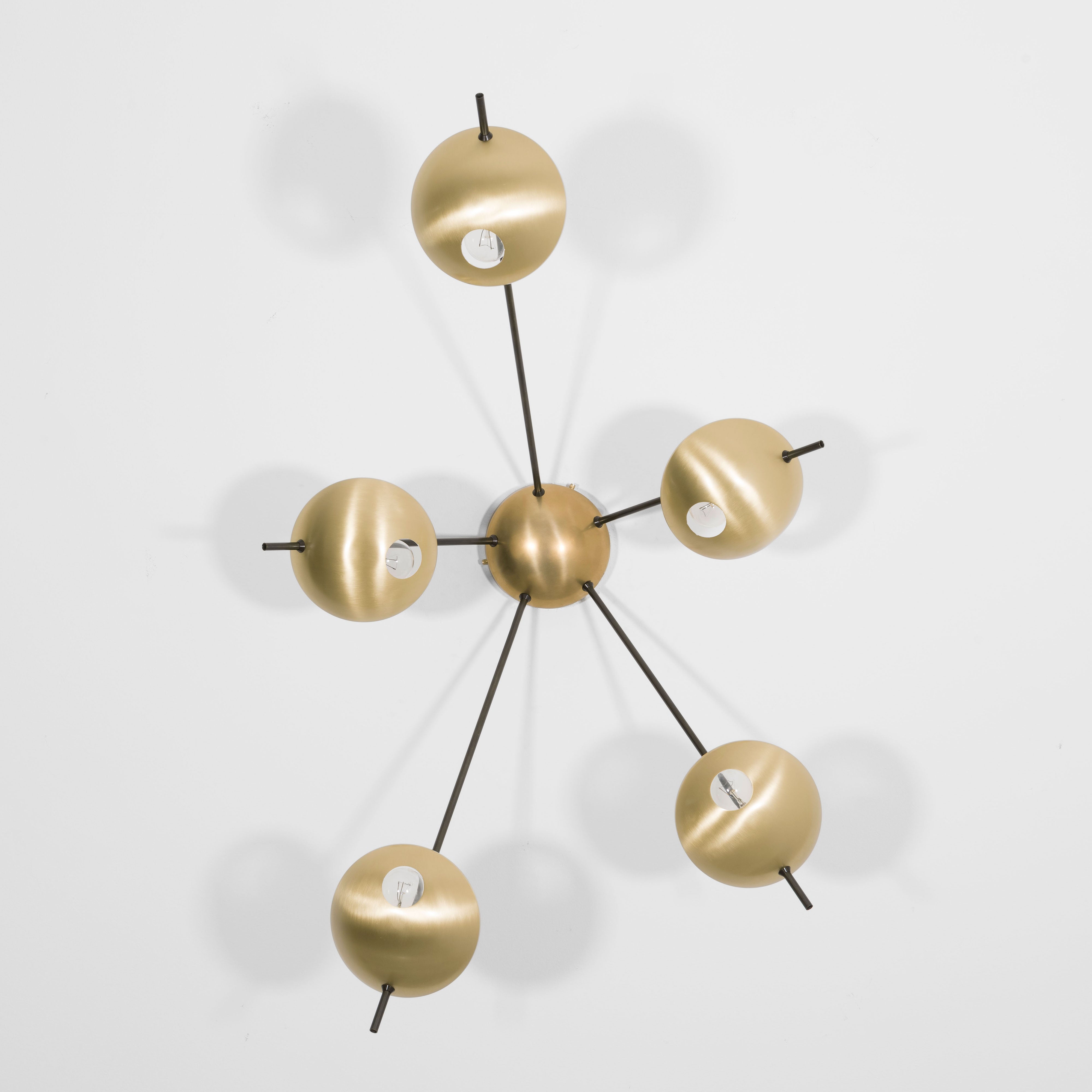Quinque II, with its elements and its shapes simplicity and with its light and shadow effects, represents a tribute to sundials, ancient solar clocks. From a brass core, 5 thin arms branch off, lightly supporting 5 painted brass plates. Quinque II becomes a point of light and color in any home interiors, an element of creative and colored decoration.